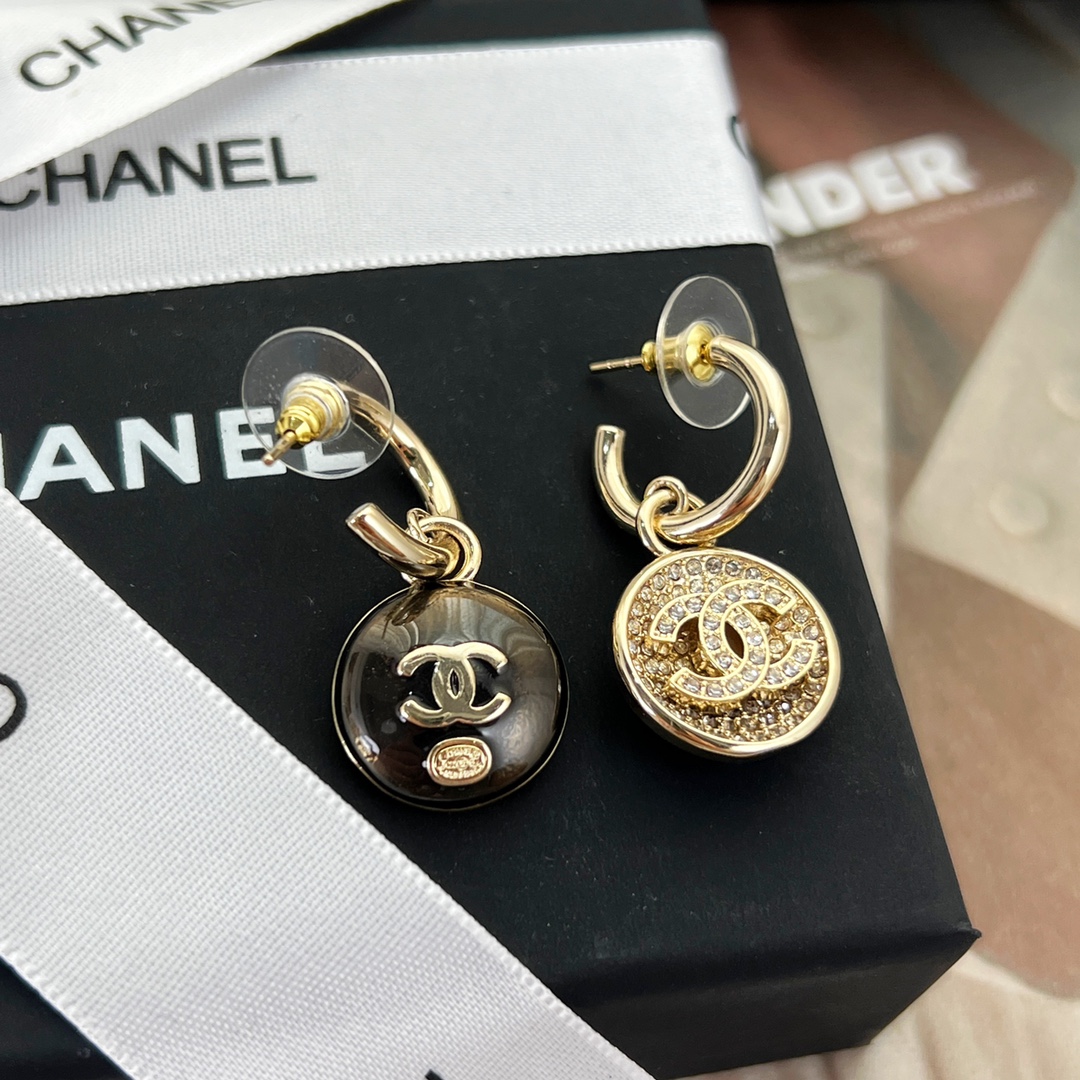 新款☑️CHANEL香奈儿c2双c圆形满钻耳钉耳环