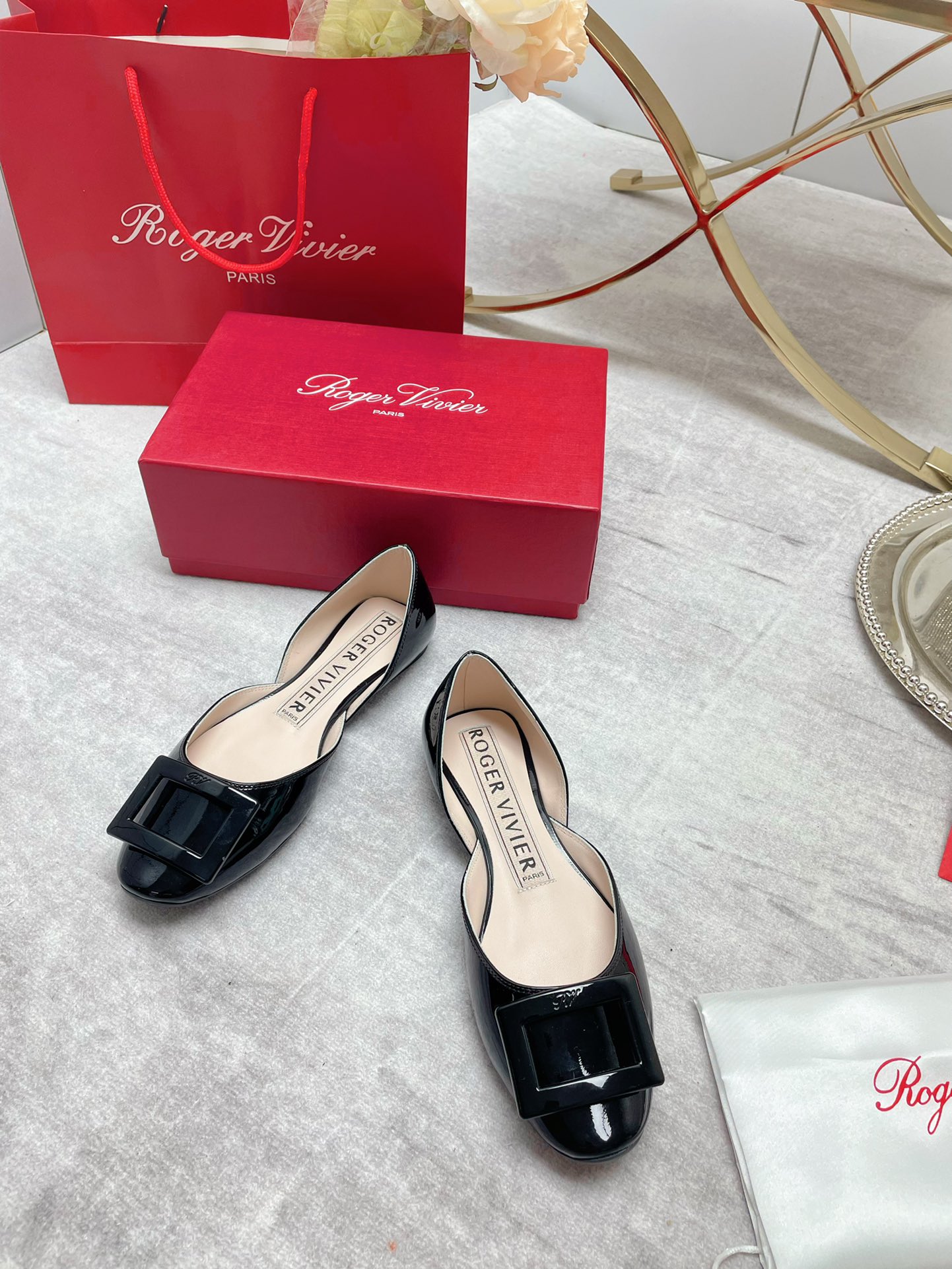 New Women’s Shoes: Roger Vivier Ballerina Sole Collection with Unique Resin Buttons - 图片 2