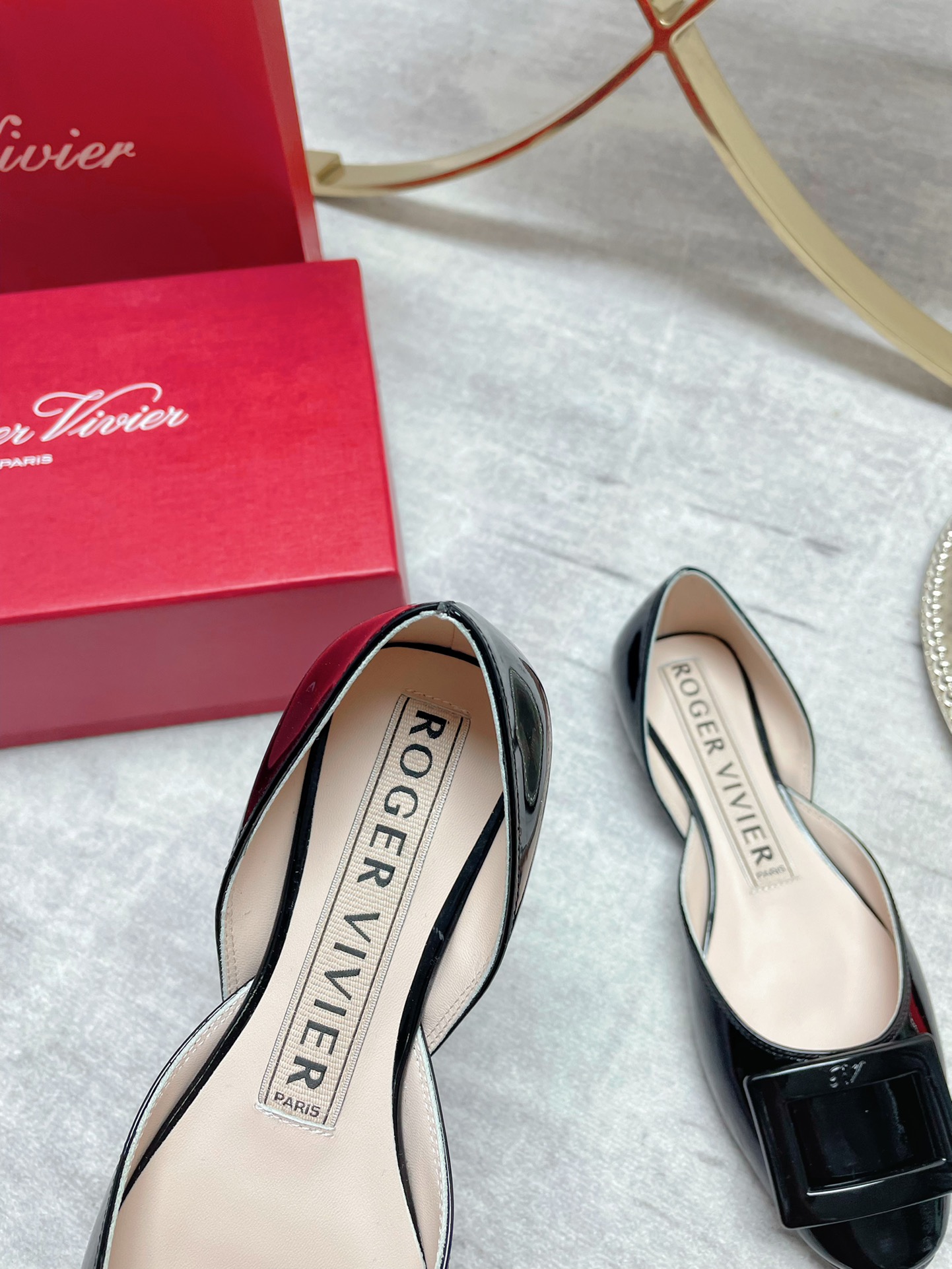 New Women’s Shoes: Roger Vivier Ballerina Sole Collection with Unique Resin Buttons - 图片 8