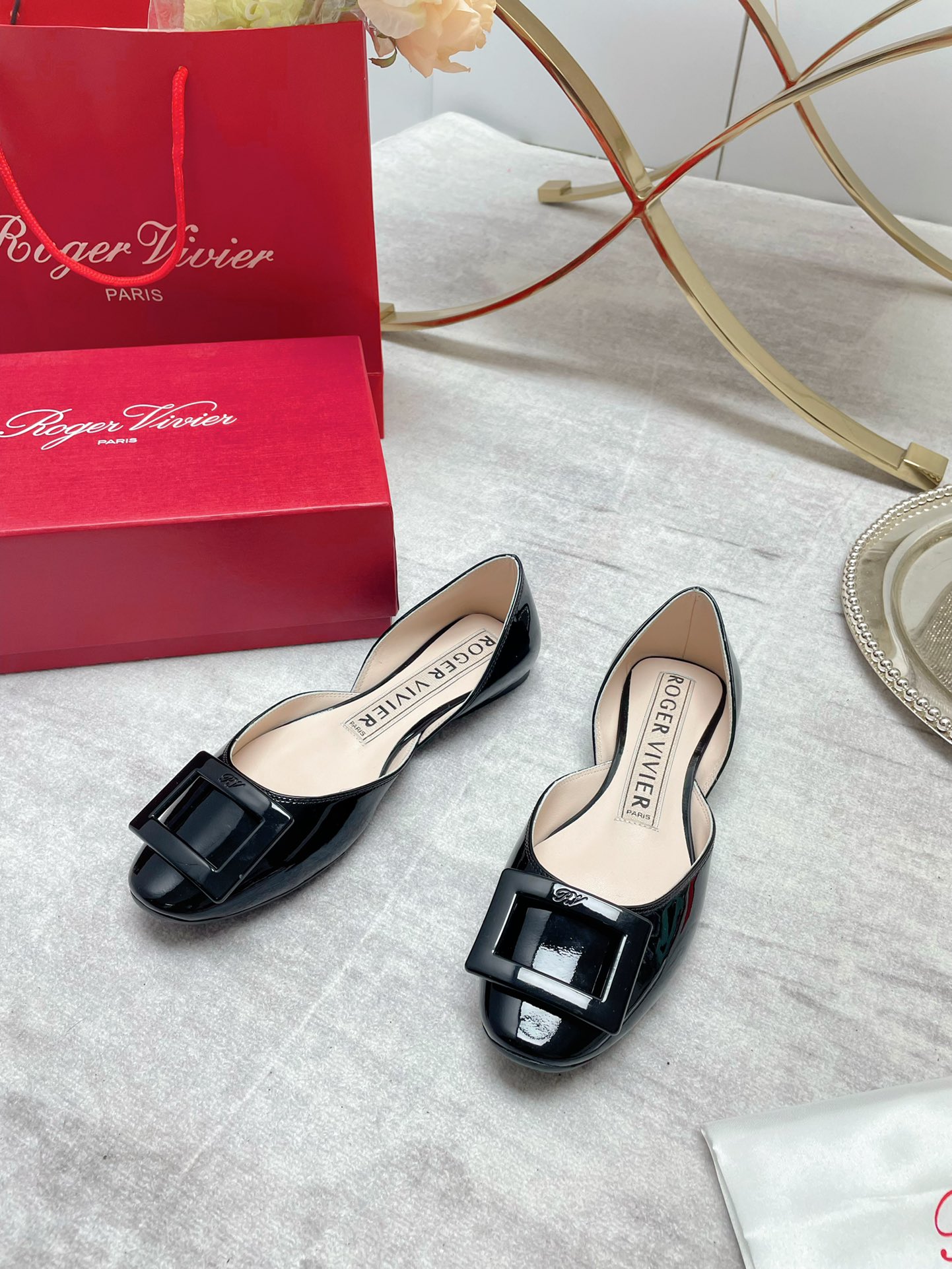 New Women’s Shoes: Roger Vivier Ballerina Sole Collection with Unique Resin Buttons - 图片 3