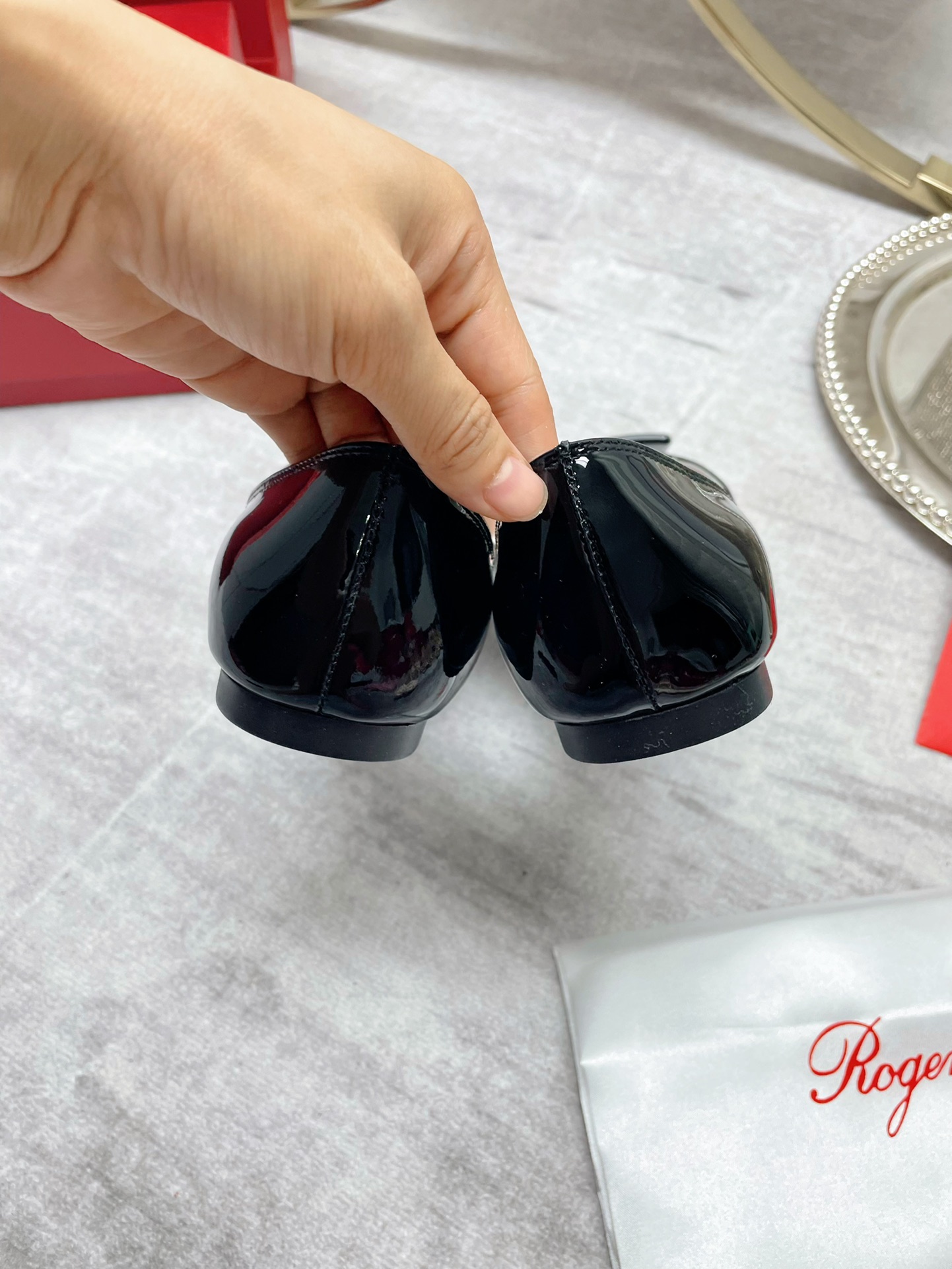 New Women’s Shoes: Roger Vivier Ballerina Sole Collection with Unique Resin Buttons - 图片 5