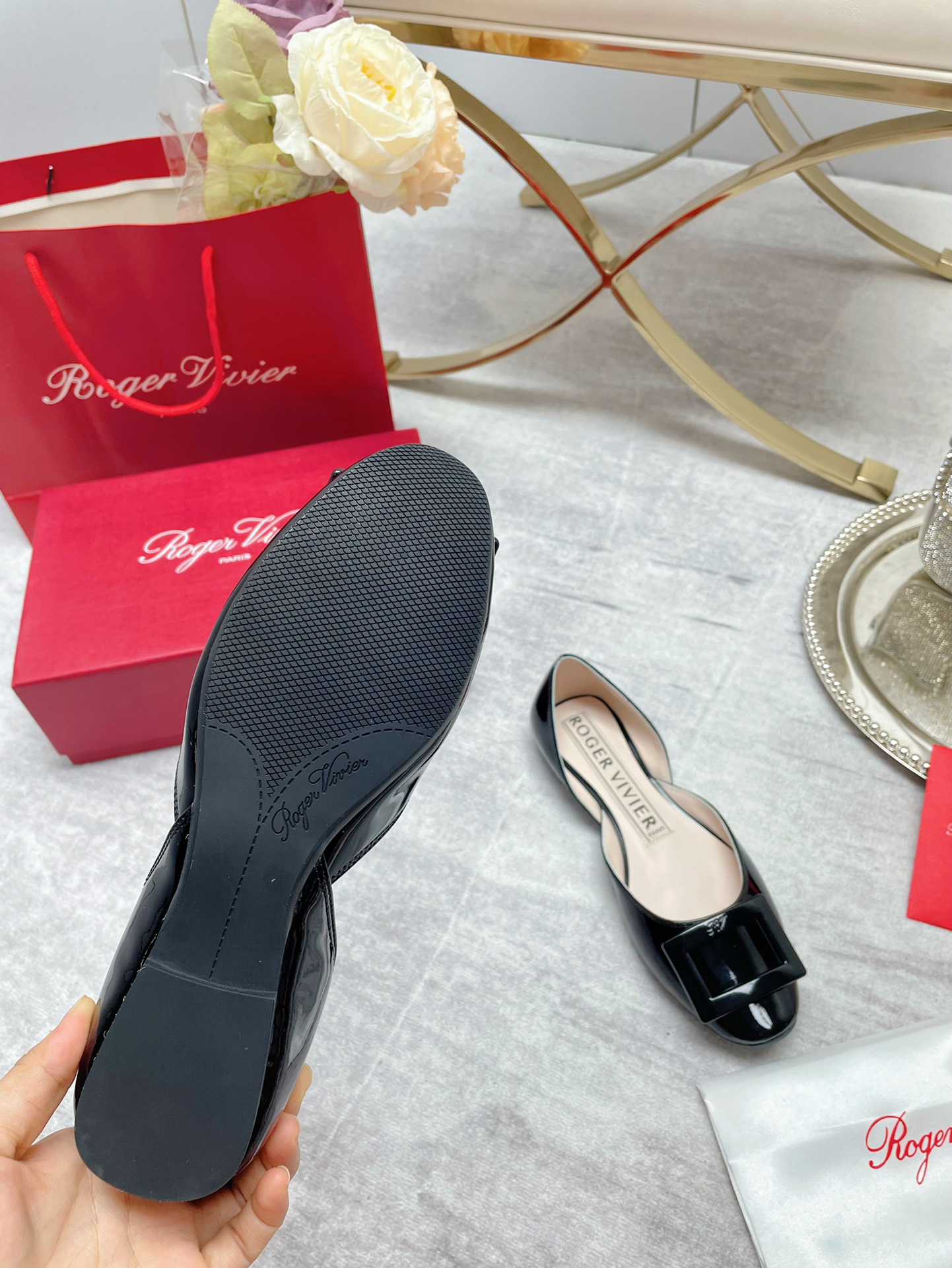 New Women’s Shoes: Roger Vivier Ballerina Sole Collection with Unique Resin Buttons - 图片 9