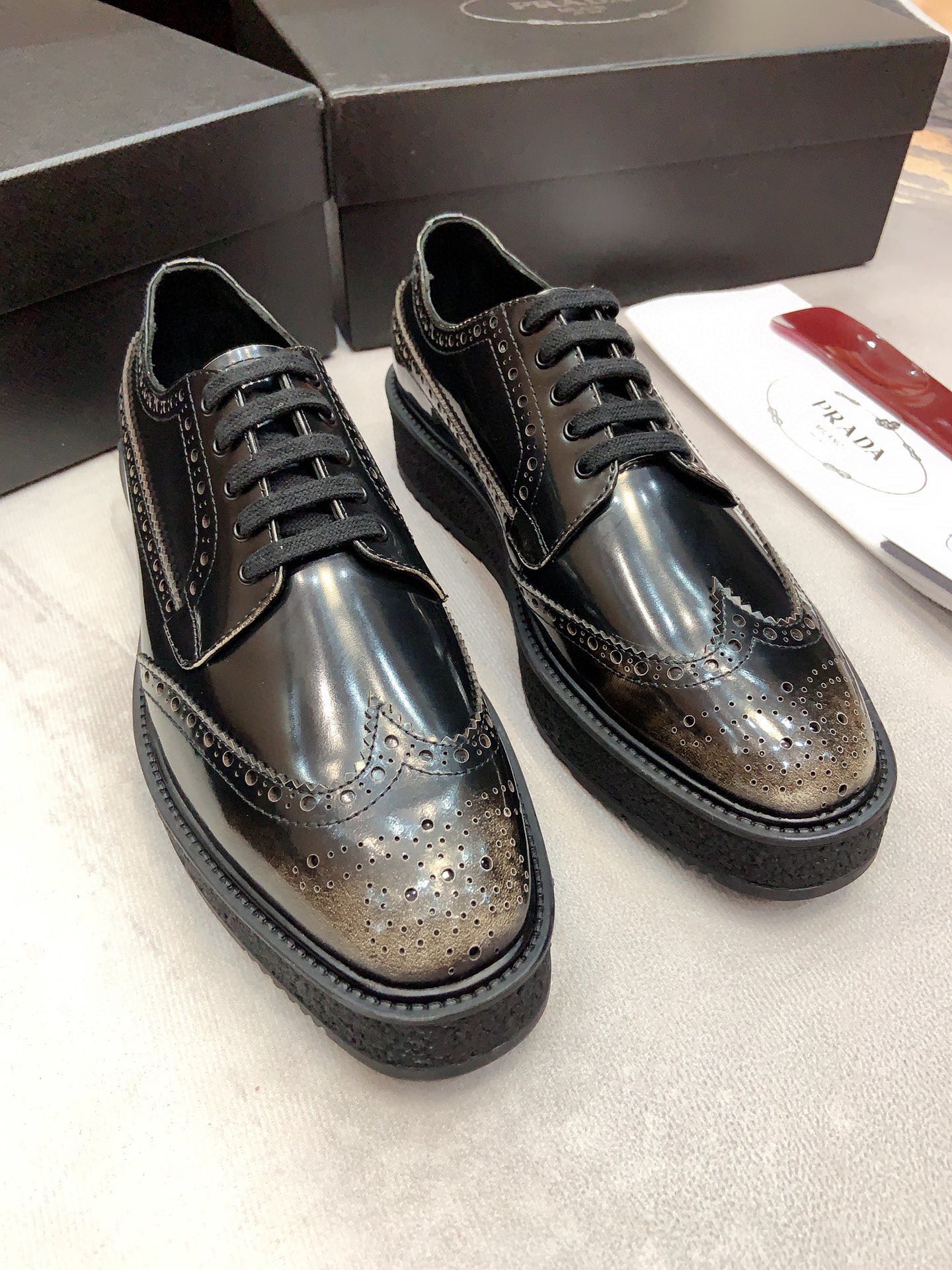 40  PRADA  Prada 普拉达  高端牛里 官网复刻1:1 顶级包装 顶级代购 男士2020专柜同步发售 原版进口开边珠 码数：38-44 外增高4Cm 颜色 ：黑色 原厂配置：意大利进口原版定制原版进口擦色开边珠牛皮面、全进口水染透气牛皮里垫、原厂特供原版成型底超级舒适,原厂跟单货,高品质,可随意进出专柜,欢迎对比