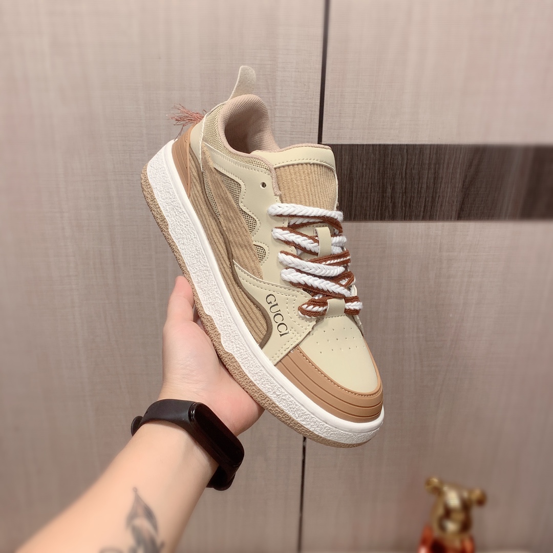 I5  Gucci  古奇   最新爆款休闲鞋，顶端品牌奢侈～代购，顶级～质量。专柜同卖产品鞋面選用进口透气材质透气运动内里精细做工。原版个性时尚柔软橡膠耐磨防滑大底，上脚轻巧舒适，实物拍摄實物更好看，005码: 38-43。2色入选