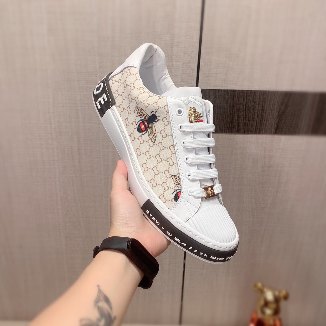 I0  Gucci  古奇   最新爆款休闲鞋，顶端品牌奢侈～代购，顶级～质量。专柜同卖产品鞋面選用进口透气牛皮搭配布面料材质透气羊皮内里精细做工。原版个性时尚柔软橡膠耐磨防滑大底，上脚轻巧舒适，实物拍摄實物更好看，111广州码: 38-44。3色可选