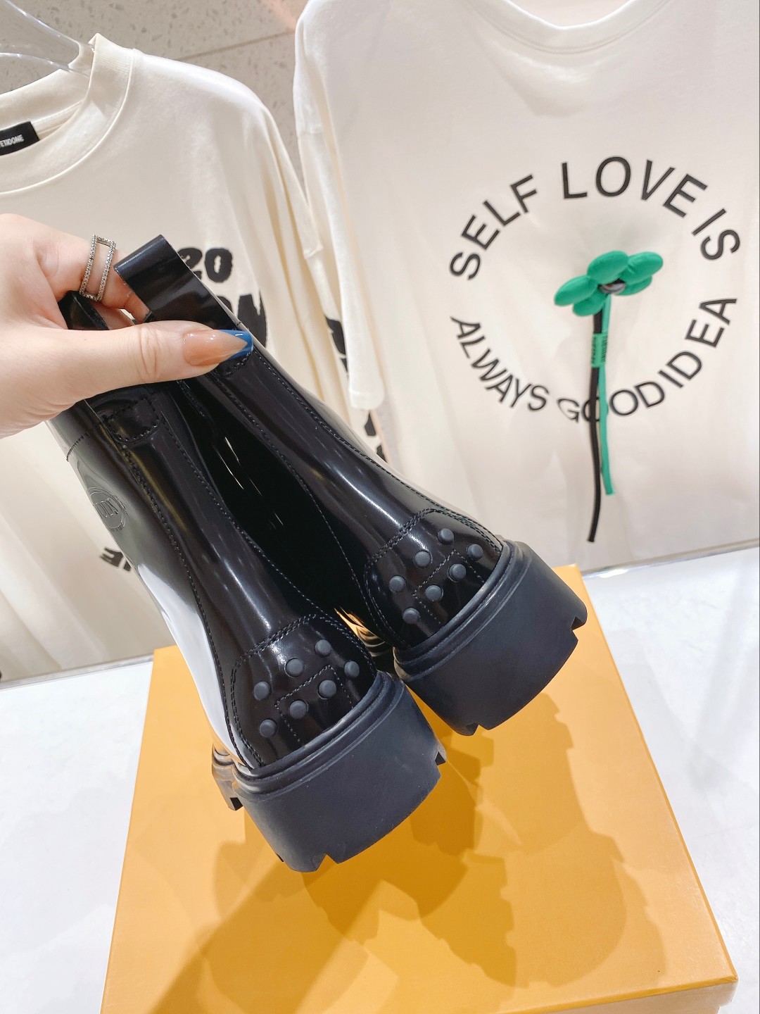 2022 Fashion: Thick-Tweet Belt and Martin Boots – Top Quality Leather, Stylish Design - 图片 6