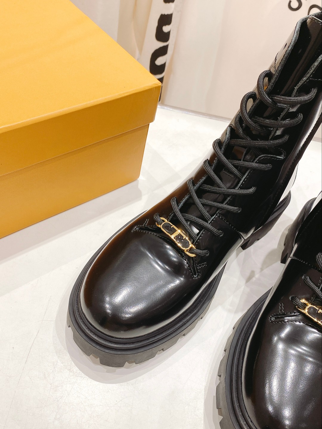 2022 Fashion: Thick-Tweet Belt and Martin Boots – Top Quality Leather, Stylish Design - 图片 8