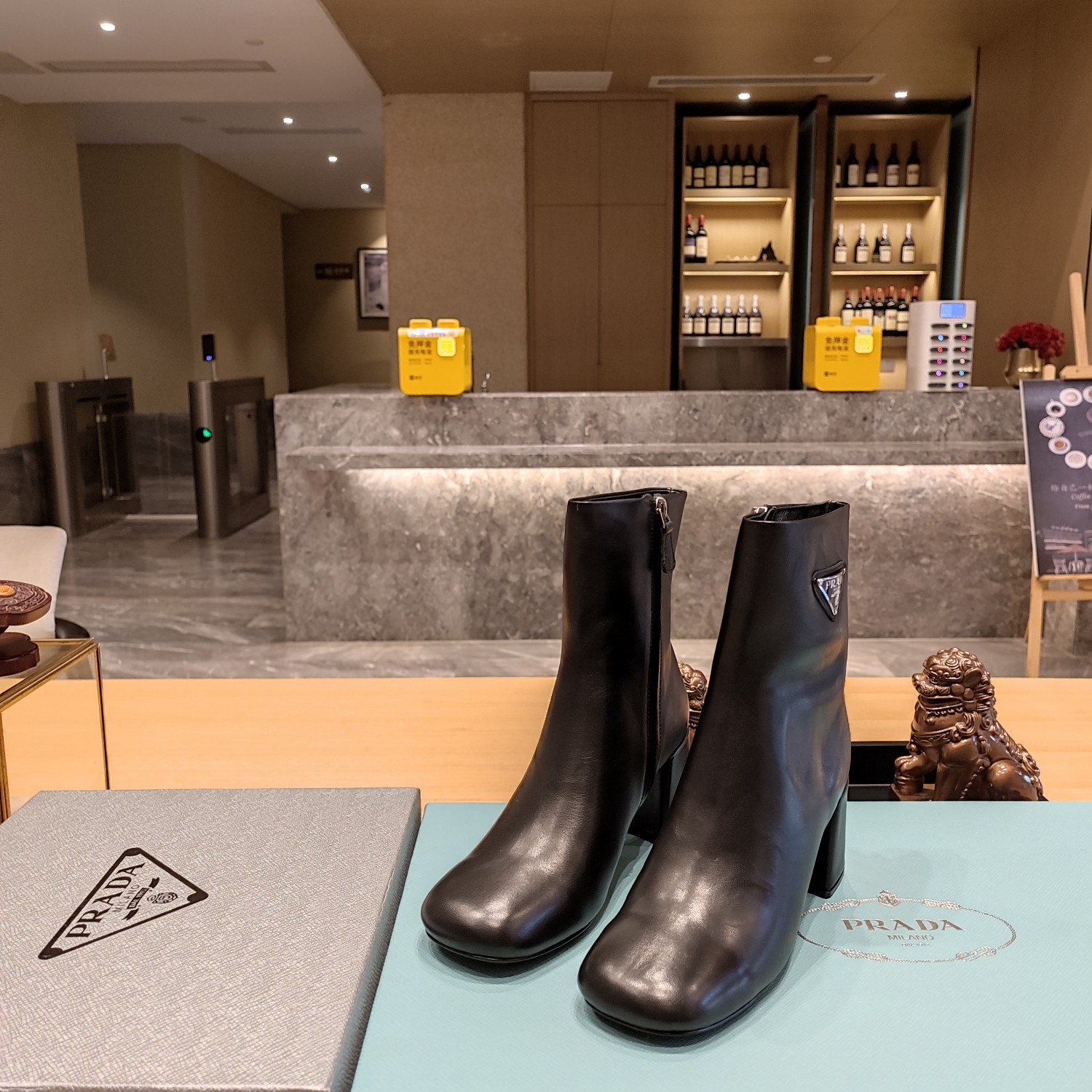 NO:543364,(The highest version of the top packaging) PRADA 5 new product, (the top version) is coming!  Prada's new autumn and winter royal triangle mark creates [7.5cm genuine round toe thick heel knight boots] series short boots, long boots, the most trendy retro British style this year. Many internet celebrities are wearing it, this round toe thick heel, knight boots, leg slimming artifact, super handsome and domineering, the original 1:1 replica, the style is super positive, this year is very exciting, wear (increasing) casual without making mistakes... 'Prada' LOGO's aesthetic culture is profound and profound, really amazing, cool and fashionable, occasionally with a little sexy upper body full of aura, salty outfit effect is full of salt and salty dressing, a goddess with a perfect appearance, thick heel temperament and good comfort outline the slender lines of the legs and are also very wrapped!  ——————————————————— 2025S fashionable and versatile nice items, all kinds of beauties have stood firm. Sisters who like to wear high heels but are afraid of being tired will come over. The round thick heels will definitely make your feet light, and you will not be tired at all, and your feet will be steadily and relaxed!  Round thick heels with original Italian leather sole. Heel height 7.5cm. On sale Size: 35-39 (34,40 41 42 customized) Exclusive white high-end original magnet box packaging accessories. Black., boots, prada, prada, boots, high heels, Leather soles19860909(顶级包装配套最高版本) PRADA 5普拉达新品,(顶级版本)实力来袭！Prada秋冬新款御用的三角标打造【7.5cm正版圆头粗跟骑士靴】系列短靴 ,长靴  今年最潮的复古英伦风 众多网红上脚,这款圆头粗跟,骑士筒靴,瘦腿神器,超帅霸气,原版1:1复刻,版型超正,今年非常爆,穿上（增高）休闲两不失误……  “Prada”LOGO美学文化的博大精深,真的绝绝子,酷和时尚,偶尔带点性感上身气场十足,盐咸穿搭效果满分活脱脱的一个女神,粗跟气质与良好的舒适性勾勒出腿部纤细的线条同时又具有很好的包裹性！ ————————————————— 2025S时髦百搭nice单品,各路美女站稳了,喜欢穿高跟鞋又怕累的姐姐们看过来,圆形粗跟绝对让脚步轻盈,百分百不累脚,上脚稳稳的轻松！ 圆形粗跟搭配原版意大利真皮大底配制. 跟高7.5cm. 现货发售 Size: 35-39（34,40 41 42订做）  独家白色高端原版磁铁大盒包装配件. 黑色.,靴子,prada,prada,boots,high heels,Leather soles,Women's Shoes