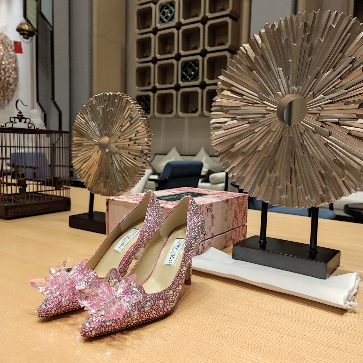 NO:462979,JlMMY CHOO Zhou Yangjie 5 high-end upgraded version (24 3D snake pattern magnet box packaging for counter) Cinderella cold crystal shoes that are so beautiful every year. (Official limited rose pink is available, and the details of the new shot are sorted out) High-end upgraded version of new diamond flower head (using the most flashing large-grain Australian diamond in the counter version, which is more super shining than Swarovski. The new version of the six-leaf orchid crystal glass flower head is completely consistent with the counter.) (6.5Cm 8.5Cm 10Cm three heights) Every girl must have a pair of crystal shoes in her life. Zhou Yangjie's model is completely customized according to the crystal shoes in her dream. So far, no design beyond it is found in the world. The toe design is a flower blooming in the ice ground. The upper is inlaid with 7,000 Swarovski crystals. Crystals of different sizes look extremely dazzling under the refraction of the light!  As the treasure of the store at Queen Jimmy Week level, it can be said that crystal shoes are unparalleled. —————————————————— 35/39 (34,40 customized) A pair of frozen is made, and no language can express my love for it. No matter whether it is weddings, parties, nightclubs, dates, etc., any beauty wears these shoes and immediately shows the delicate folds stretching from the toes to both sides. Sweetness and tenderness blooms between steps, making you full of fairy flavor and happiness!  1 material imported cowhide. 2 inner imported lambskin super comfortable. 3 large soles imported AAAA Italian original cowhide sole. 4 six colors rose pink, champagne gold, white glitter silver, neutral gun, big crimson red, silver embellishment blue., high heels, jimmy choo, swarovski, high heels, cowhide, sheepskin19860909JlMMY CHOO周仰杰5高配升级版(专柜24款3D蛇纹磁铁盒包装)每一年美到哭的灰姑凉水晶鞋.（官方限量玫粉色上市,整理新拍细节图） 高配升级版新面钻花头（采用专柜版最闪的大颗粒澳钻,比施华洛世奇更加超级闪耀,新版的六叶兰花水晶玻璃花头,完全与专柜一致.）（6.5Cm 8.5Cm 10Cm 三个高度）每个女孩一生都必须拥有一双水晶鞋,周仰杰这款完全是按照梦想中的水晶鞋而定制,至今于全球没有发现有任何超越它的设计,鞋头的设计是冰地中绽放的花朵,鞋面由7000颗施华洛世奇水晶镶嵌而成,大小不一的水晶在灯光的折射下显得无比耀眼夺目！作为吉米周女王级别的镇店之宝,可以说水晶鞋当仁不让了. ——————————————35/39(34,40订制) 一双冰雪奇缘的制造,任何语言都无法表达我对它的爱,不管是婚礼、派对、夜店、约会等场合任一美女穿上这双鞋子,即刻展现细腻的褶皱由脚尖至两侧舒展,甜美柔情绽放于步履款款之间,让您仙女味十足,幸福感满满！ 1材料进口牛皮.  2内里进口意制小羊皮 超级舒适 .  3大底进口AAAA意大利原色牛皮底. 4六个颜色玫粉色,香槟金 ,白闪银 ,中性枪 ,大深红 ,白银点缀蓝.,高跟鞋,jimmy choo,swarovski,high heels,cowhide,sheepskin,Women's Shoes