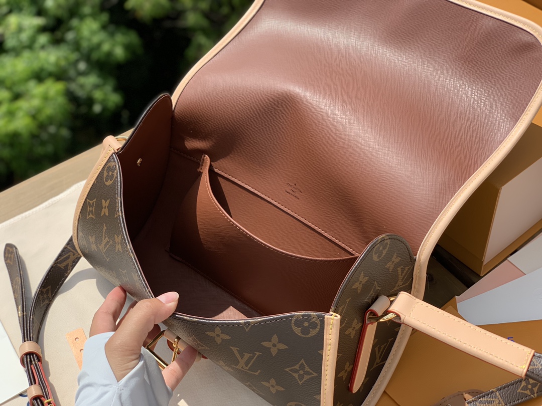 🌼 m51369尺寸29-19-11cmLV独特的设计腰鼓斜挎包，香港渠道特供包如其名，这只包背在身上就