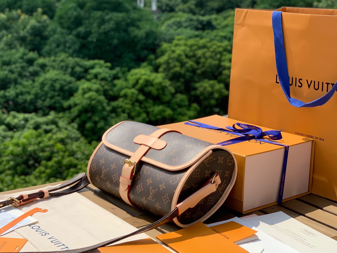 🌼 m51369尺寸29-19-11cmLV独特的设计腰鼓斜挎包，香港渠道特供包如其名，这只包背在身上就