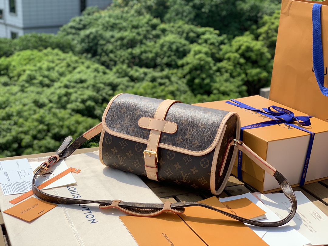 🌼 m51369尺寸29-19-11cmLV独特的设计腰鼓斜挎包，香港渠道特供包如其名，这只包背在身上就