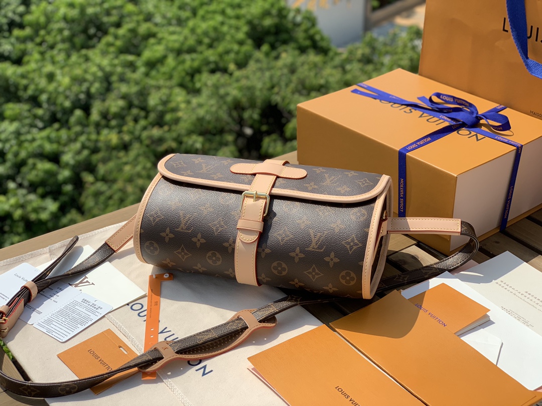🌼 m51369尺寸29-19-11cmLV独特的设计腰鼓斜挎包，香港渠道特供包如其名，这只包背在身上就
