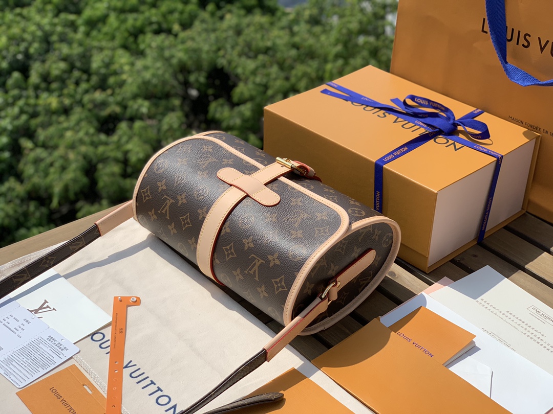 🌼 m51369尺寸29-19-11cmLV独特的设计腰鼓斜挎包，香港渠道特供包如其名，这只包背在身上就