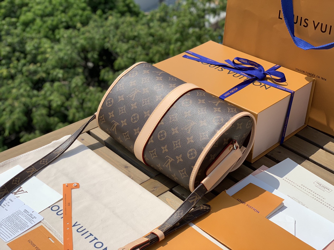 🌼 m51369尺寸29-19-11cmLV独特的设计腰鼓斜挎包，香港渠道特供包如其名，这只包背在身上就