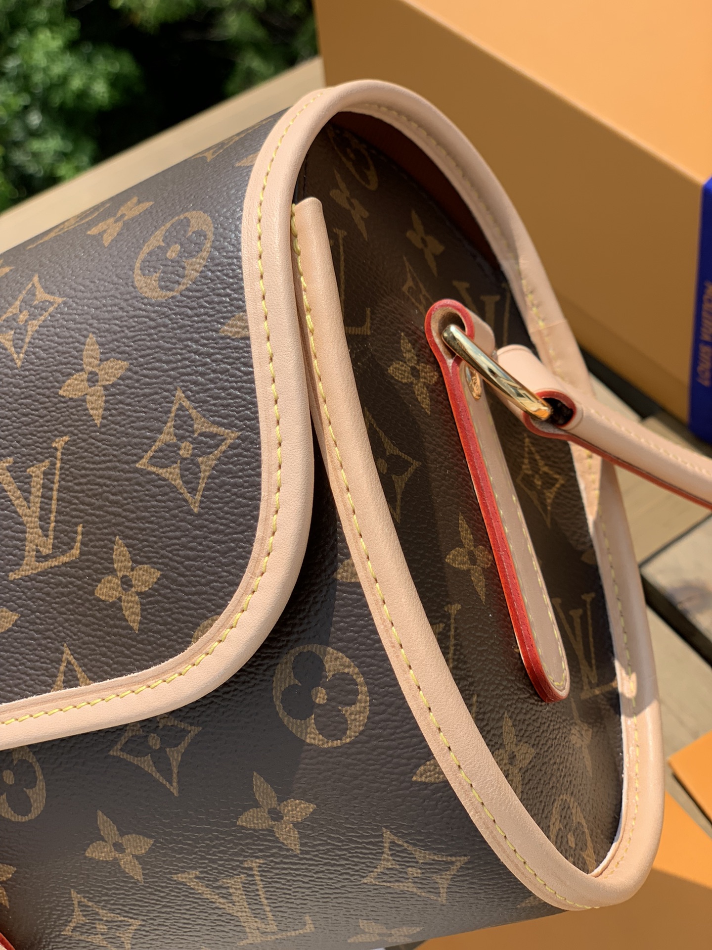 🌼 m51369尺寸29-19-11cmLV独特的设计腰鼓斜挎包，香港渠道特供包如其名，这只包背在身上就