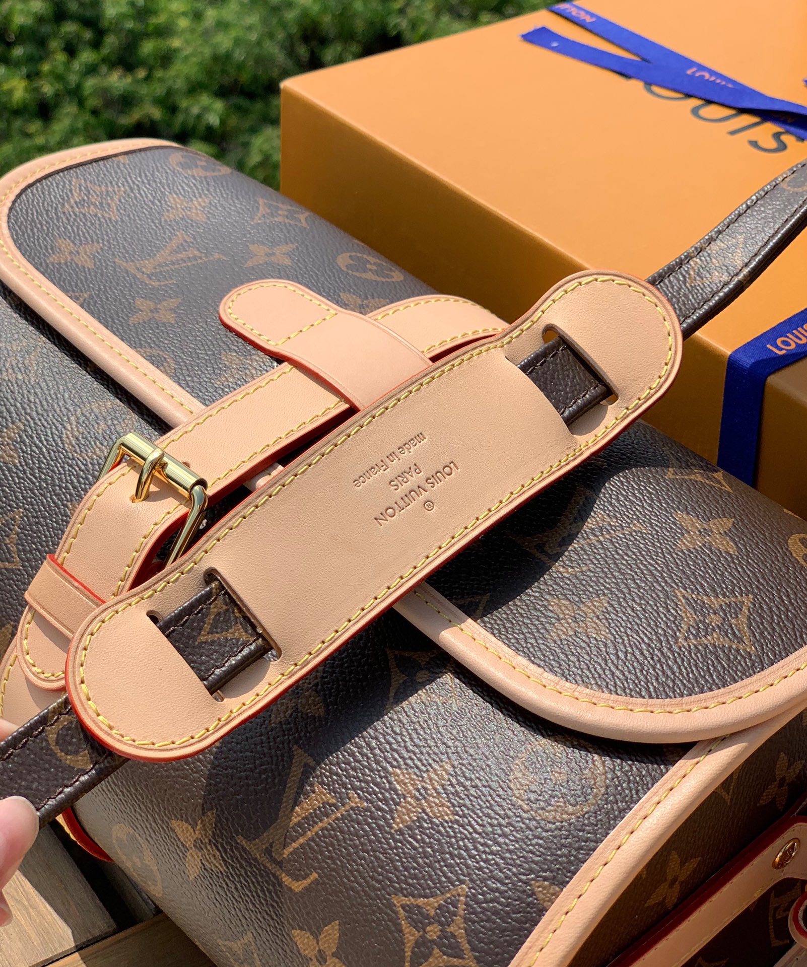 🌼 m51369尺寸29-19-11cmLV独特的设计腰鼓斜挎包，香港渠道特供包如其名，这只包背在身上就