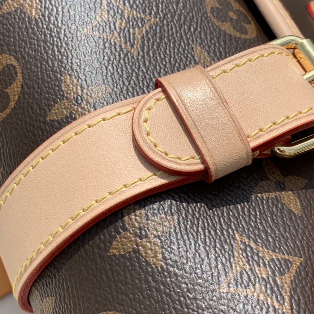 🌼 m51369尺寸29-19-11cmLV独特的设计腰鼓斜挎包，香港渠道特供包如其名，这只包背在身上就