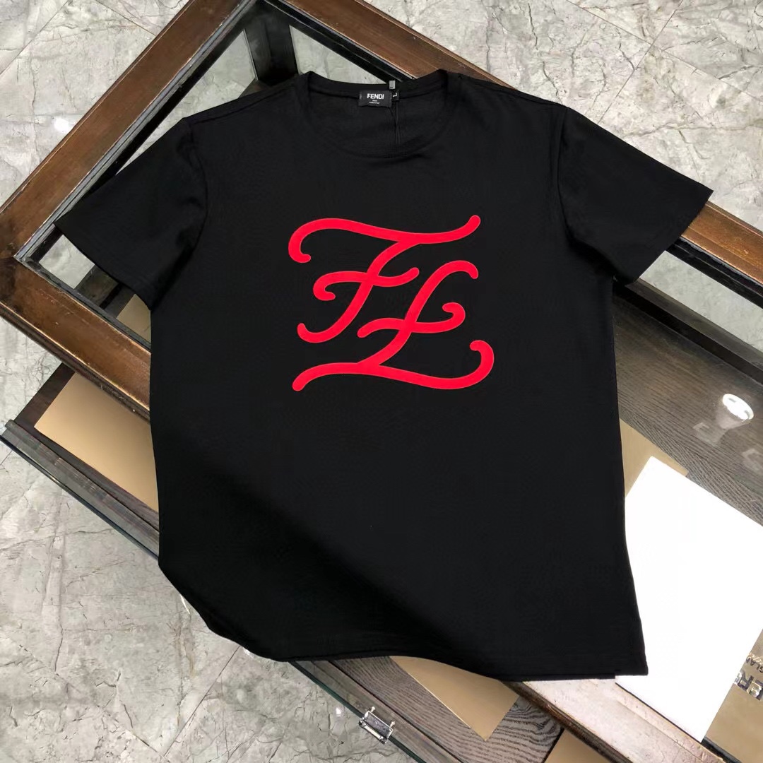 🔥FENDI(芬迪) 官网新品！！标志主题设计，呈现不同时尚感，上身时尚而大气非凡，修身的剪 裁，满足通勤人们对于着装的简约需求，上身效果很好，显瘦，不挑剔身材.面料采用丝光棉！表面有着温润的光泽感，亲肤透气，上身舒适顺滑，面料做工..…