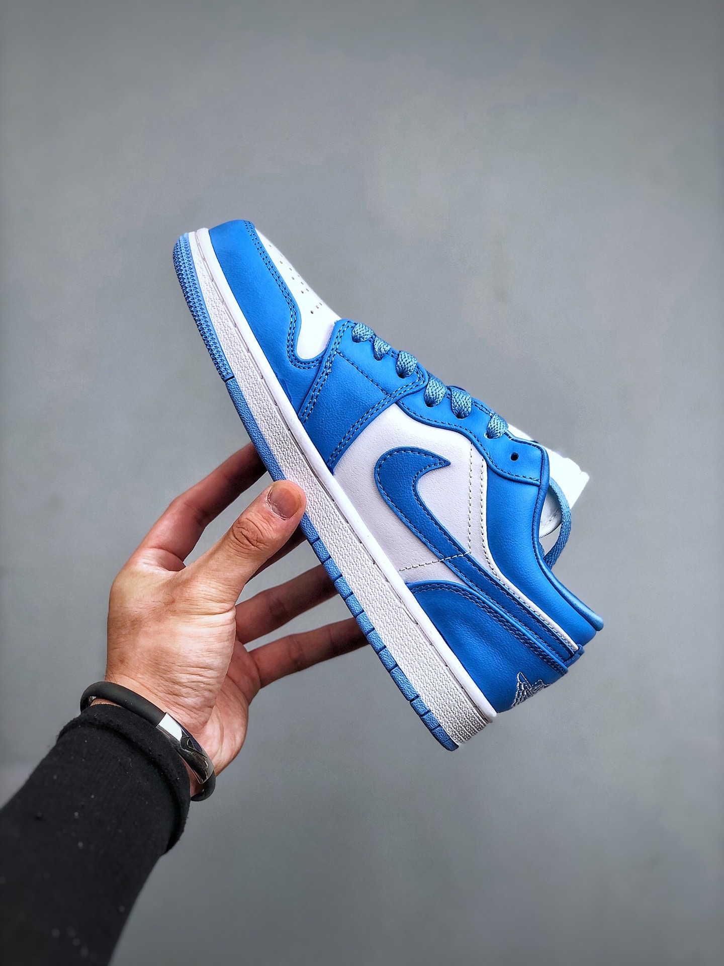 终端特价🉐️福利套现“双十二福利”
本地特价💰180
   BA版本  市面最高工艺 Nike Air Jordan 1 Low"White/Obsidian/Indian"AJ1乔丹一代低帮经典复古文化休闲运动篮球鞋 同源一致荔枝纹移膜革材质#中底注胶孔内置真Sole气垫❗ 货号：AQ9944 441 尺码：36-46（半）