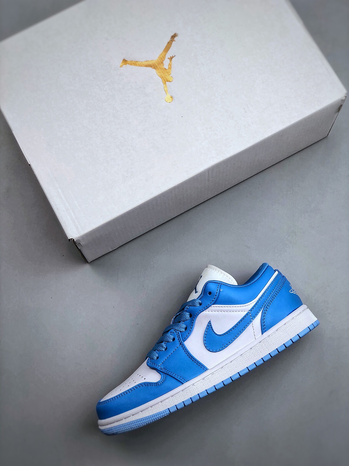 终端特价🉐️福利套现“双十二福利”
本地特价💰180
   BA版本  市面最高工艺 Nike Air Jordan 1 Low"White/Obsidian/Indian"AJ1乔丹一代低帮经典复古文化休闲运动篮球鞋 同源一致荔枝纹移膜革材质#中底注胶孔内置真Sole气垫❗ 货号：AQ9944 441 尺码：36-46（半）