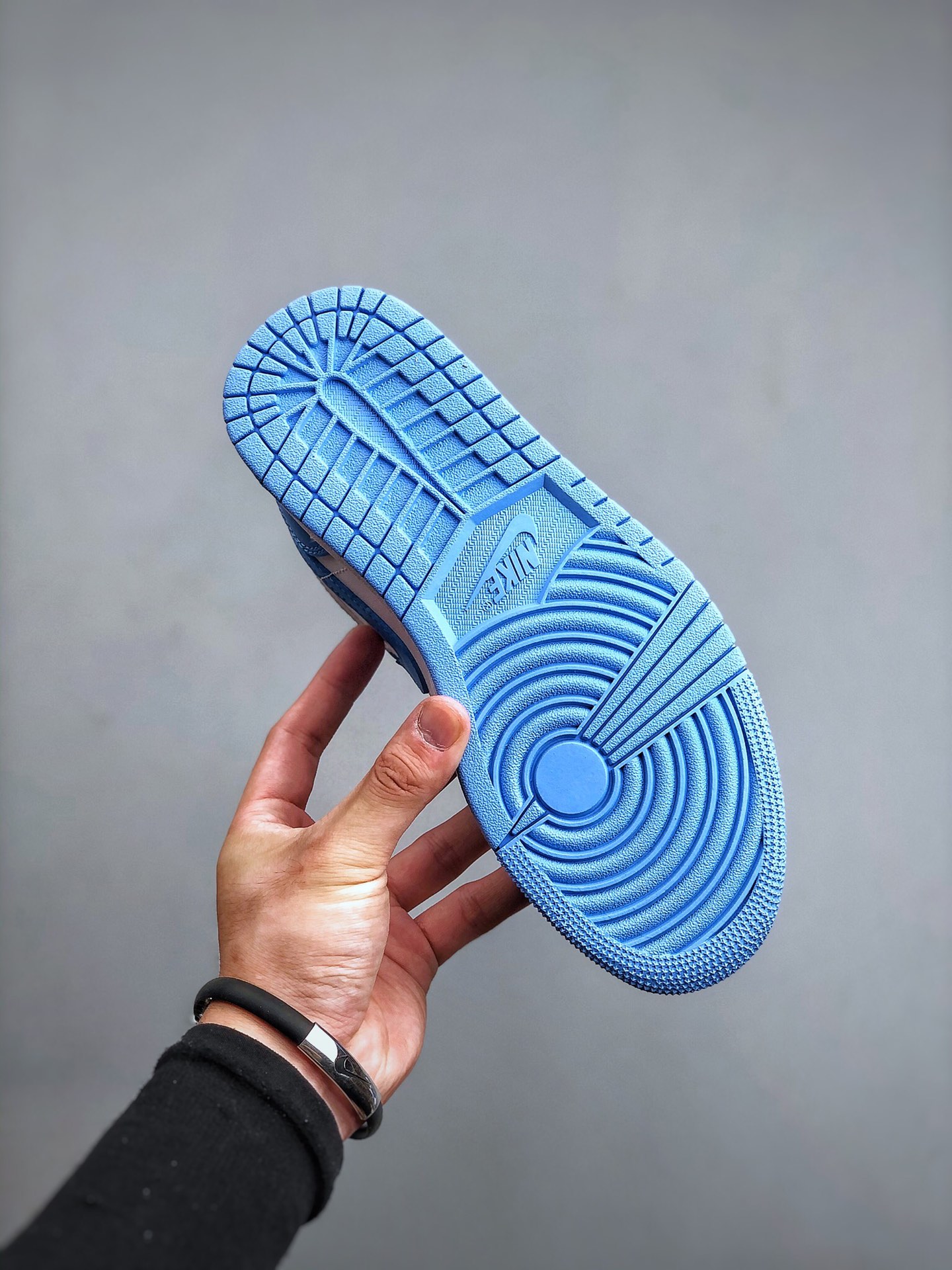 终端特价🉐️福利套现“双十二福利”
本地特价💰180
   BA版本  市面最高工艺 Nike Air Jordan 1 Low"White/Obsidian/Indian"AJ1乔丹一代低帮经典复古文化休闲运动篮球鞋 同源一致荔枝纹移膜革材质#中底注胶孔内置真Sole气垫❗ 货号：AQ9944 441 尺码：36-46（半）
