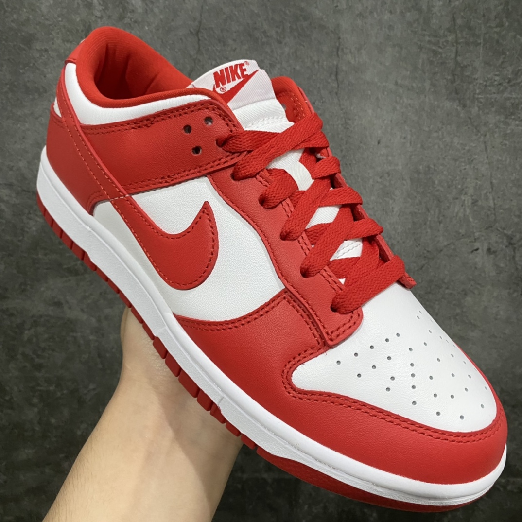 图片[3]-K版纯原 NK Dunk Low SP 白红 CU1727-100 原厂Sadesa D7 皮料 细纹排气孔完全一致 全套原楦原模倾力打造完美版型 独家原厂航空铝磨具打磨大底 鞋头坡度极致还原 无解鞋型 原盒原配 圈内天花板工艺 原厂冲刀 超高清洁度 全鞋零毛边皮料切割 采用原厂百宏鞋带以及原厂百宏织唛舌标 内标可供原厂几率过验 原厂中底布点胶 原厂中底布拉帮走线遵循公司‼️ 尺码：35.5 36 36.5 37.5 38 38.5 39 40 40.5 41 42 42.5 43 44 44.5 45 46 47.5-选品中心