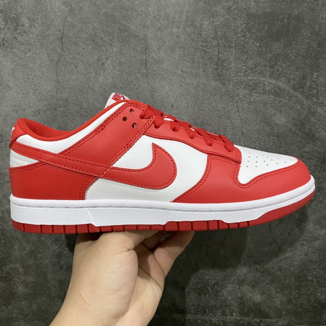 K版纯原 NK Dunk Low SP 白红 CU1727-100 原厂Sadesa D7 皮料 细纹排气孔完全一致 全套原楦原模倾力打造完美版型 独家原厂航空铝磨具打磨大底 鞋头坡度极致还原 无解鞋型 原盒原配 圈内天花板工艺 原厂冲刀 超高清洁度 全鞋零毛边皮料切割 采用原厂百宏鞋带以及原厂百宏织唛舌标 内标可供原厂几率过验 原厂中底布点胶 原厂中底布拉帮走线遵循公司‼️ 尺码:35.5 36 36.5 37.5 38 38.5 39 40 40.5 41 42 42.5 43 44 44.5 45 46 47.5-选品中心