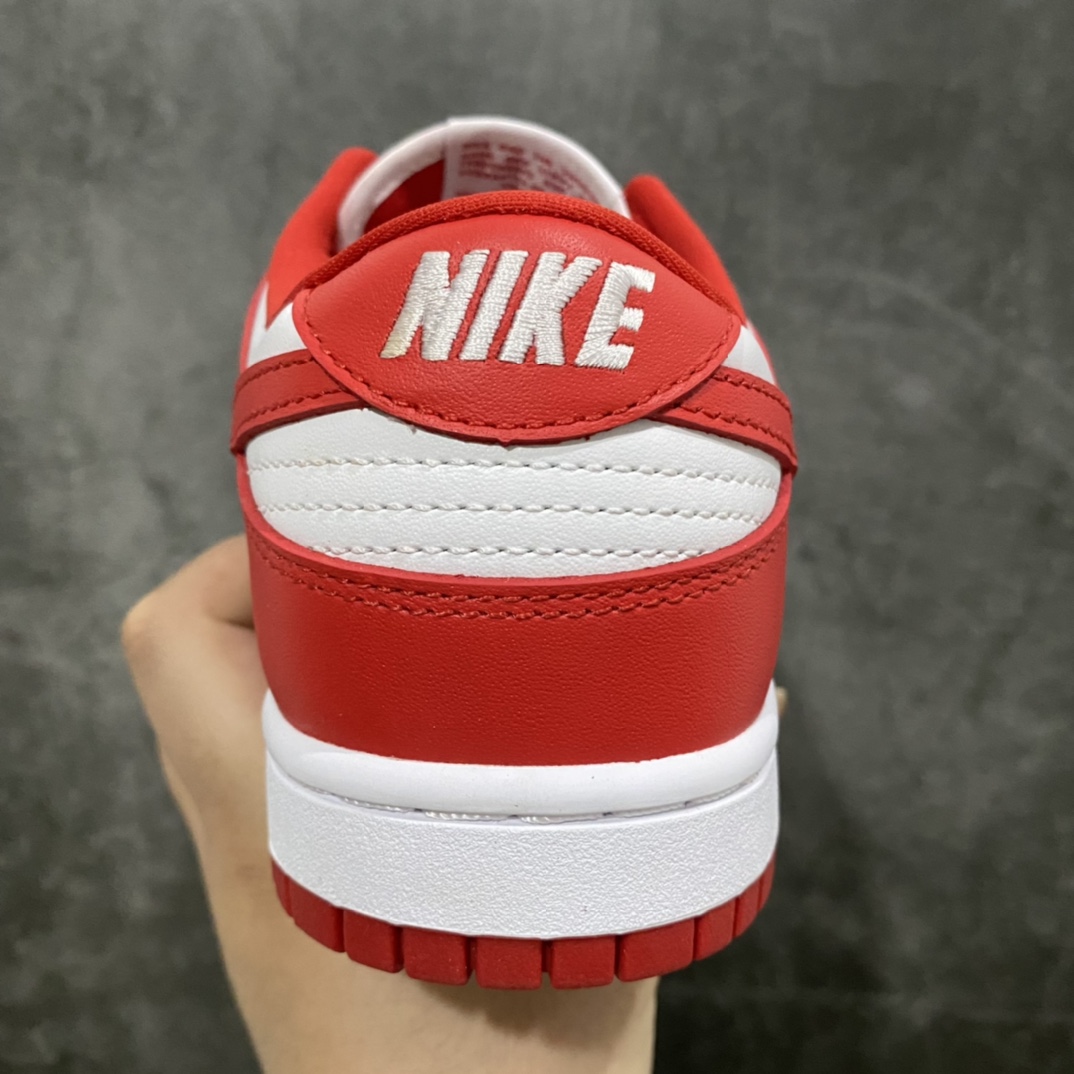 图片[4]-K版纯原 NK Dunk Low SP 白红 CU1727-100 原厂Sadesa D7 皮料 细纹排气孔完全一致 全套原楦原模倾力打造完美版型 独家原厂航空铝磨具打磨大底 鞋头坡度极致还原 无解鞋型 原盒原配 圈内天花板工艺 原厂冲刀 超高清洁度 全鞋零毛边皮料切割 采用原厂百宏鞋带以及原厂百宏织唛舌标 内标可供原厂几率过验 原厂中底布点胶 原厂中底布拉帮走线遵循公司‼️ 尺码：35.5 36 36.5 37.5 38 38.5 39 40 40.5 41 42 42.5 43 44 44.5 45 46 47.5-选品中心