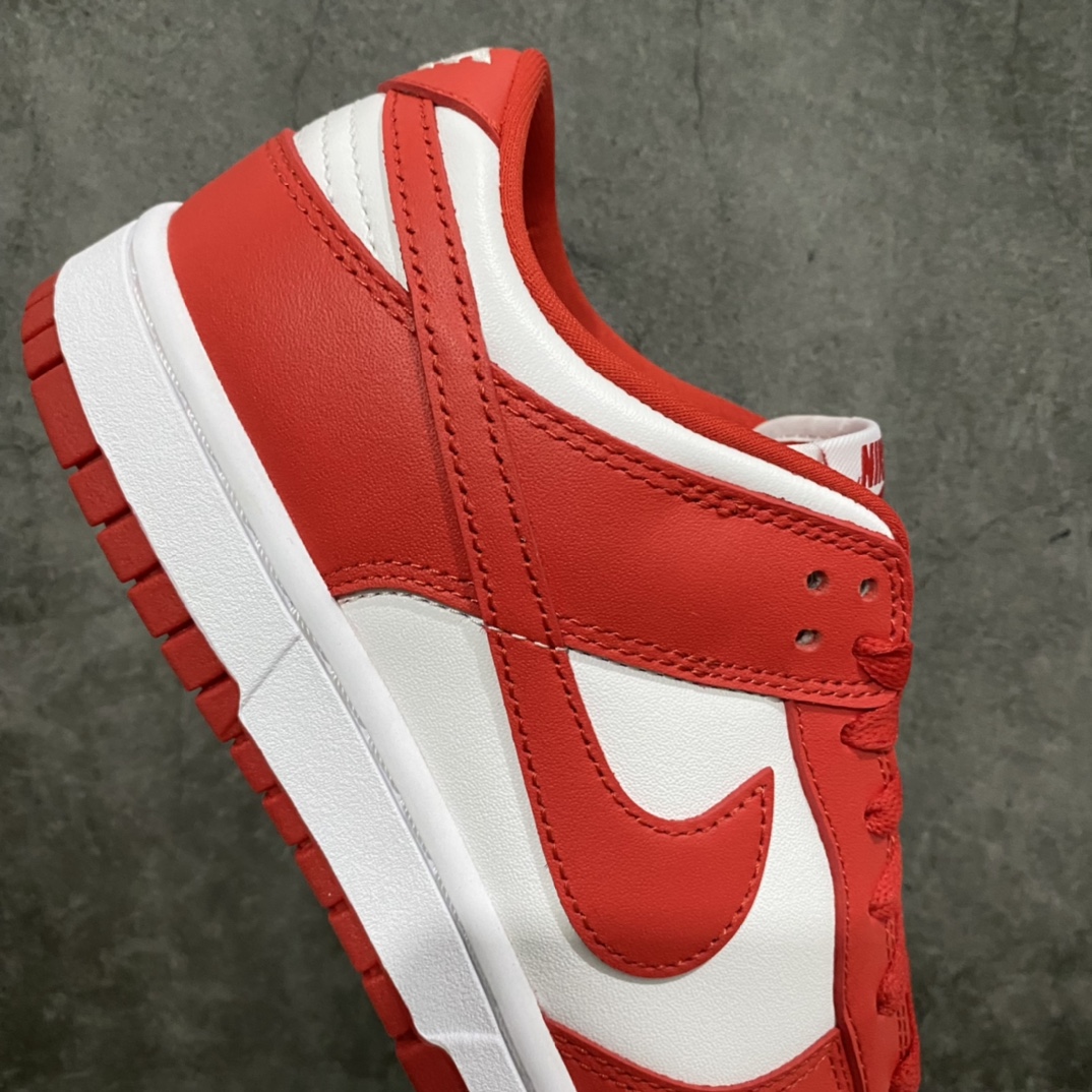 图片[7]-K版纯原 NK Dunk Low SP 白红 CU1727-100 原厂Sadesa D7 皮料 细纹排气孔完全一致 全套原楦原模倾力打造完美版型 独家原厂航空铝磨具打磨大底 鞋头坡度极致还原 无解鞋型 原盒原配 圈内天花板工艺 原厂冲刀 超高清洁度 全鞋零毛边皮料切割 采用原厂百宏鞋带以及原厂百宏织唛舌标 内标可供原厂几率过验 原厂中底布点胶 原厂中底布拉帮走线遵循公司‼️ 尺码：35.5 36 36.5 37.5 38 38.5 39 40 40.5 41 42 42.5 43 44 44.5 45 46 47.5-选品中心