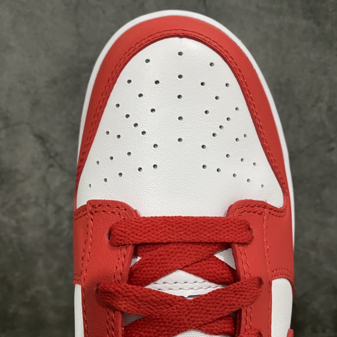 图片[5]-K版纯原 NK Dunk Low SP 白红 CU1727-100 原厂Sadesa D7 皮料 细纹排气孔完全一致 全套原楦原模倾力打造完美版型 独家原厂航空铝磨具打磨大底 鞋头坡度极致还原 无解鞋型 原盒原配 圈内天花板工艺 原厂冲刀 超高清洁度 全鞋零毛边皮料切割 采用原厂百宏鞋带以及原厂百宏织唛舌标 内标可供原厂几率过验 原厂中底布点胶 原厂中底布拉帮走线遵循公司‼️ 尺码：35.5 36 36.5 37.5 38 38.5 39 40 40.5 41 42 42.5 43 44 44.5 45 46 47.5-选品中心