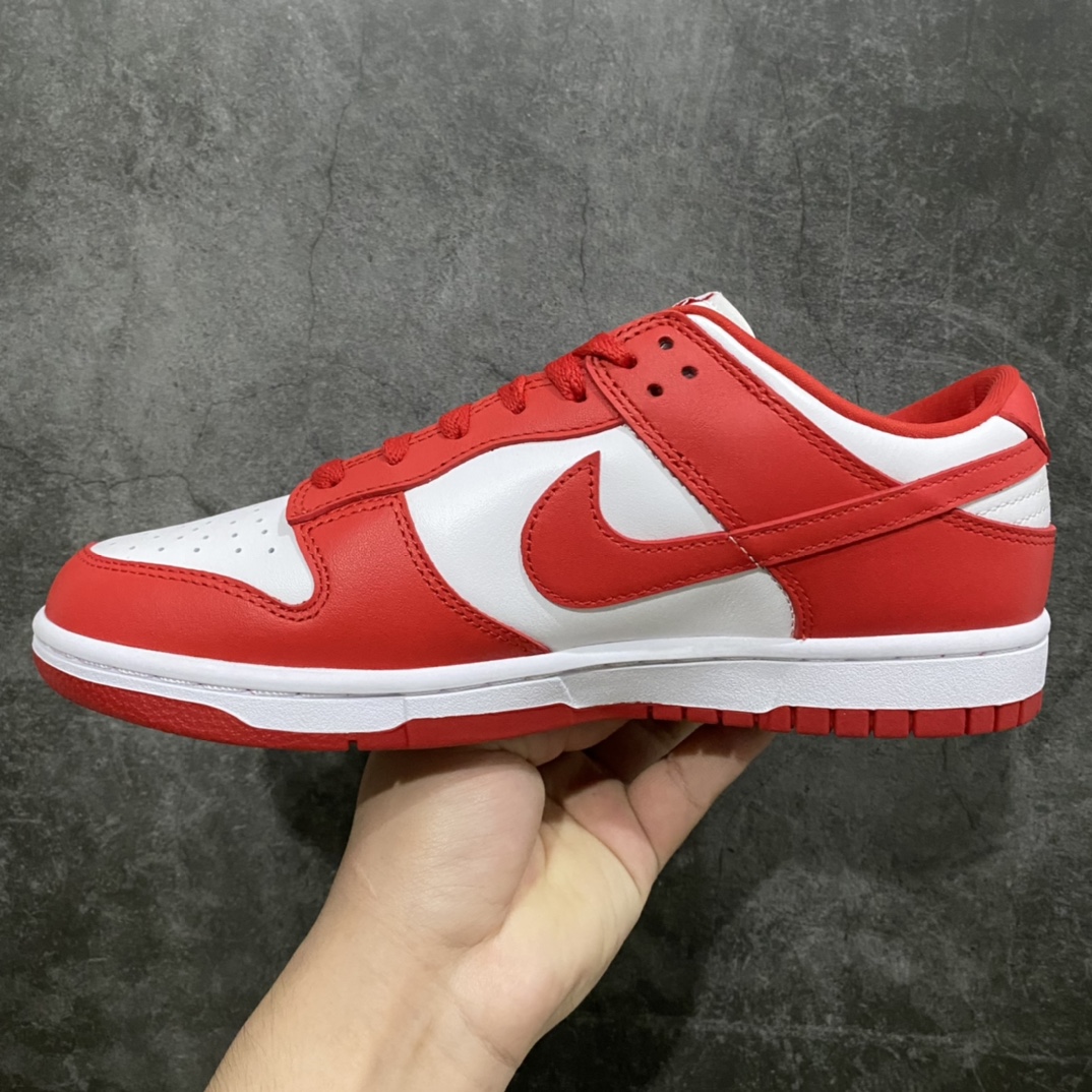 图片[2]-K版纯原 NK Dunk Low SP 白红 CU1727-100 原厂Sadesa D7 皮料 细纹排气孔完全一致 全套原楦原模倾力打造完美版型 独家原厂航空铝磨具打磨大底 鞋头坡度极致还原 无解鞋型 原盒原配 圈内天花板工艺 原厂冲刀 超高清洁度 全鞋零毛边皮料切割 采用原厂百宏鞋带以及原厂百宏织唛舌标 内标可供原厂几率过验 原厂中底布点胶 原厂中底布拉帮走线遵循公司‼️ 尺码：35.5 36 36.5 37.5 38 38.5 39 40 40.5 41 42 42.5 43 44 44.5 45 46 47.5-选品中心