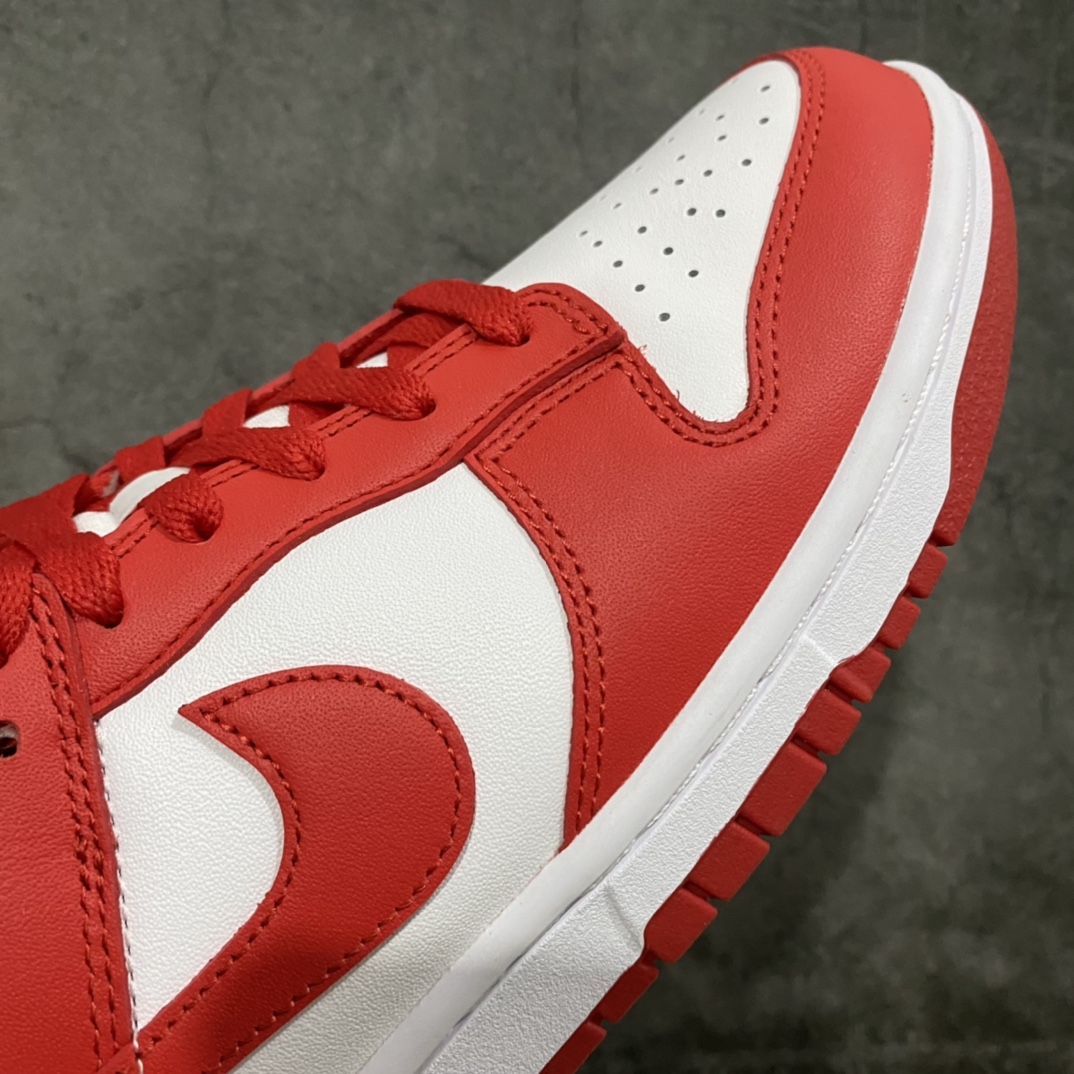 图片[6]-K版纯原 NK Dunk Low SP 白红 CU1727-100 原厂Sadesa D7 皮料 细纹排气孔完全一致 全套原楦原模倾力打造完美版型 独家原厂航空铝磨具打磨大底 鞋头坡度极致还原 无解鞋型 原盒原配 圈内天花板工艺 原厂冲刀 超高清洁度 全鞋零毛边皮料切割 采用原厂百宏鞋带以及原厂百宏织唛舌标 内标可供原厂几率过验 原厂中底布点胶 原厂中底布拉帮走线遵循公司‼️ 尺码：35.5 36 36.5 37.5 38 38.5 39 40 40.5 41 42 42.5 43 44 44.5 45 46 47.5-选品中心
