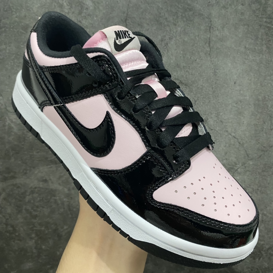 图片[3]-Top纯原 NK Dunk Low 黑粉漆皮 DJ9955-600 此款鞋面黑色部分为细纹路漆皮 粉色部分为头层皮 鞋带是丝绸材质鞋带 鞋舌是粉色珠光丝绒材质 独家原厂航空铝磨具打磨大底 鞋头坡度极致还原 原盒原配 圈内天花板工艺 原厂冲刀 超高清洁度 全鞋零毛边皮料切割 全套原楦原模倾力打造完美版型 采用原厂百宏鞋带以及原厂百宏织唛舌标 内标可供原厂几率过验 原厂中底布黄色点胶 原厂中底布拉帮走线遵循公司‼️ 尺码：36 36.5 37.5 38 38.5 39 40 40.5 41 42 42.5 43 44 44.5 45 46-选品中心