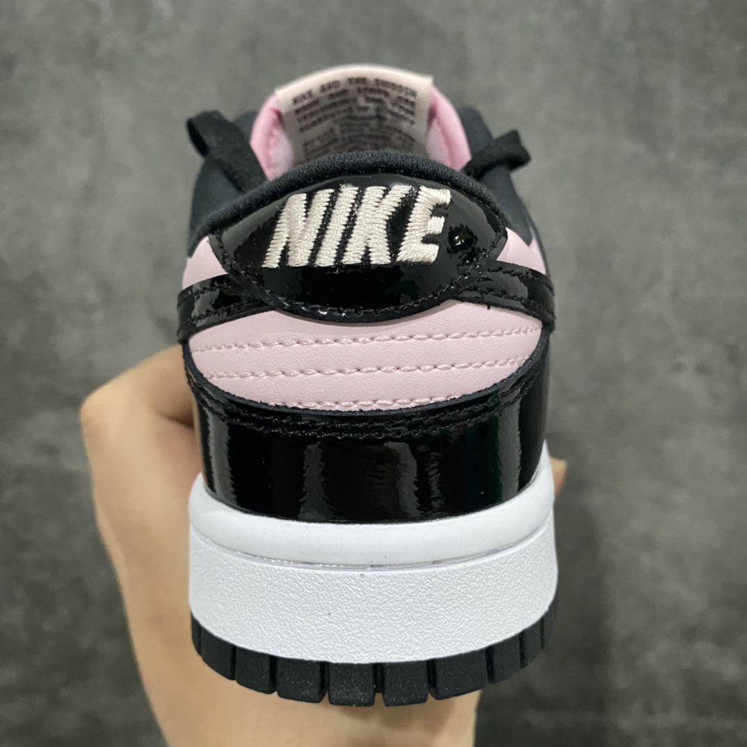 图片[4]-Top纯原 NK Dunk Low 黑粉漆皮 DJ9955-600 此款鞋面黑色部分为细纹路漆皮 粉色部分为头层皮 鞋带是丝绸材质鞋带 鞋舌是粉色珠光丝绒材质 独家原厂航空铝磨具打磨大底 鞋头坡度极致还原 原盒原配 圈内天花板工艺 原厂冲刀 超高清洁度 全鞋零毛边皮料切割 全套原楦原模倾力打造完美版型 采用原厂百宏鞋带以及原厂百宏织唛舌标 内标可供原厂几率过验 原厂中底布黄色点胶 原厂中底布拉帮走线遵循公司‼️ 尺码：36 36.5 37.5 38 38.5 39 40 40.5 41 42 42.5 43 44 44.5 45 46-选品中心