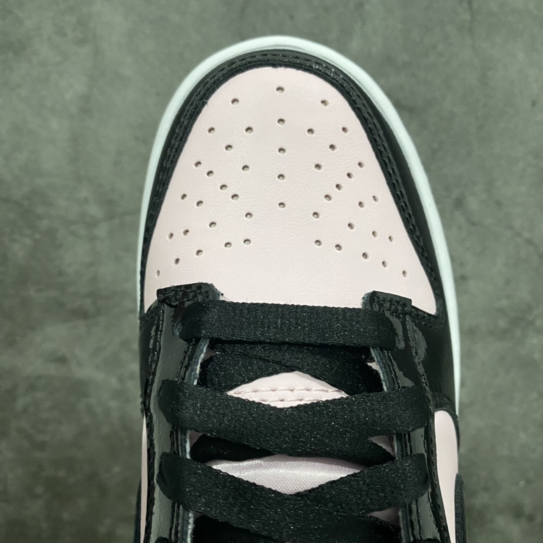图片[5]-Top纯原 NK Dunk Low 黑粉漆皮 DJ9955-600 此款鞋面黑色部分为细纹路漆皮 粉色部分为头层皮 鞋带是丝绸材质鞋带 鞋舌是粉色珠光丝绒材质 独家原厂航空铝磨具打磨大底 鞋头坡度极致还原 原盒原配 圈内天花板工艺 原厂冲刀 超高清洁度 全鞋零毛边皮料切割 全套原楦原模倾力打造完美版型 采用原厂百宏鞋带以及原厂百宏织唛舌标 内标可供原厂几率过验 原厂中底布黄色点胶 原厂中底布拉帮走线遵循公司‼️ 尺码：36 36.5 37.5 38 38.5 39 40 40.5 41 42 42.5 43 44 44.5 45 46-选品中心