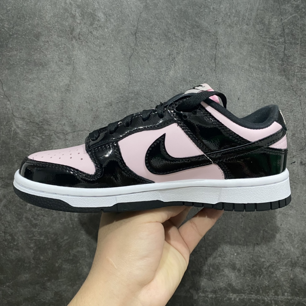 图片[2]-Top纯原 NK Dunk Low 黑粉漆皮 DJ9955-600 此款鞋面黑色部分为细纹路漆皮 粉色部分为头层皮 鞋带是丝绸材质鞋带 鞋舌是粉色珠光丝绒材质 独家原厂航空铝磨具打磨大底 鞋头坡度极致还原 原盒原配 圈内天花板工艺 原厂冲刀 超高清洁度 全鞋零毛边皮料切割 全套原楦原模倾力打造完美版型 采用原厂百宏鞋带以及原厂百宏织唛舌标 内标可供原厂几率过验 原厂中底布黄色点胶 原厂中底布拉帮走线遵循公司‼️ 尺码：36 36.5 37.5 38 38.5 39 40 40.5 41 42 42.5 43 44 44.5 45 46-选品中心