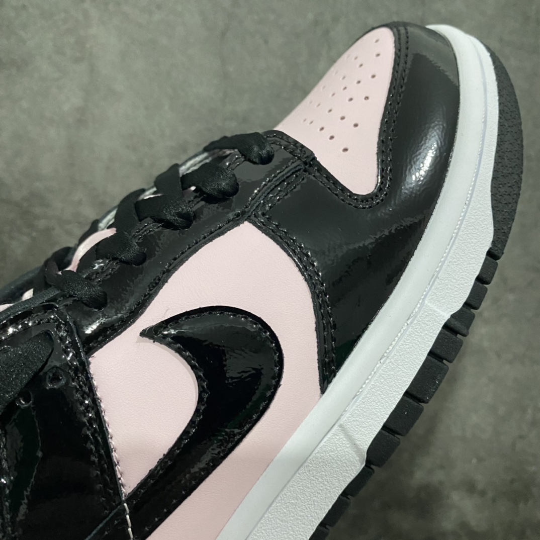 图片[6]-Top纯原 NK Dunk Low 黑粉漆皮 DJ9955-600 此款鞋面黑色部分为细纹路漆皮 粉色部分为头层皮 鞋带是丝绸材质鞋带 鞋舌是粉色珠光丝绒材质 独家原厂航空铝磨具打磨大底 鞋头坡度极致还原 原盒原配 圈内天花板工艺 原厂冲刀 超高清洁度 全鞋零毛边皮料切割 全套原楦原模倾力打造完美版型 采用原厂百宏鞋带以及原厂百宏织唛舌标 内标可供原厂几率过验 原厂中底布黄色点胶 原厂中底布拉帮走线遵循公司‼️ 尺码：36 36.5 37.5 38 38.5 39 40 40.5 41 42 42.5 43 44 44.5 45 46-选品中心