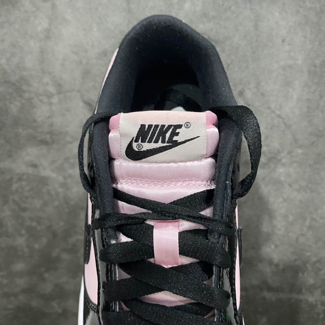 图片[7]-Top纯原 NK Dunk Low 黑粉漆皮 DJ9955-600 此款鞋面黑色部分为细纹路漆皮 粉色部分为头层皮 鞋带是丝绸材质鞋带 鞋舌是粉色珠光丝绒材质 独家原厂航空铝磨具打磨大底 鞋头坡度极致还原 原盒原配 圈内天花板工艺 原厂冲刀 超高清洁度 全鞋零毛边皮料切割 全套原楦原模倾力打造完美版型 采用原厂百宏鞋带以及原厂百宏织唛舌标 内标可供原厂几率过验 原厂中底布黄色点胶 原厂中底布拉帮走线遵循公司‼️ 尺码：36 36.5 37.5 38 38.5 39 40 40.5 41 42 42.5 43 44 44.5 45 46-选品中心