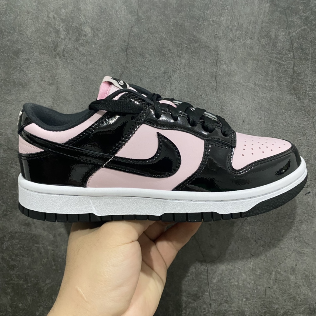 Top纯原 NK Dunk Low 黑粉漆皮 DJ9955-600 此款鞋面黑色部分为细纹路漆皮 粉色部分为头层皮 鞋带是丝绸材质鞋带 鞋舌是粉色珠光丝绒材质 独家原厂航空铝磨具打磨大底 鞋头坡度极致还原 原盒原配 圈内天花板工艺 原厂冲刀 超高清洁度 全鞋零毛边皮料切割 全套原楦原模倾力打造完美版型 采用原厂百宏鞋带以及原厂百宏织唛舌标 内标可供原厂几率过验 原厂中底布黄色点胶 原厂中底布拉帮走线遵循公司‼️ 尺码:36 36.5 37.5 38 38.5 39 40 40.5 41 42 42.5 43 44 44.5 45 46-选品中心