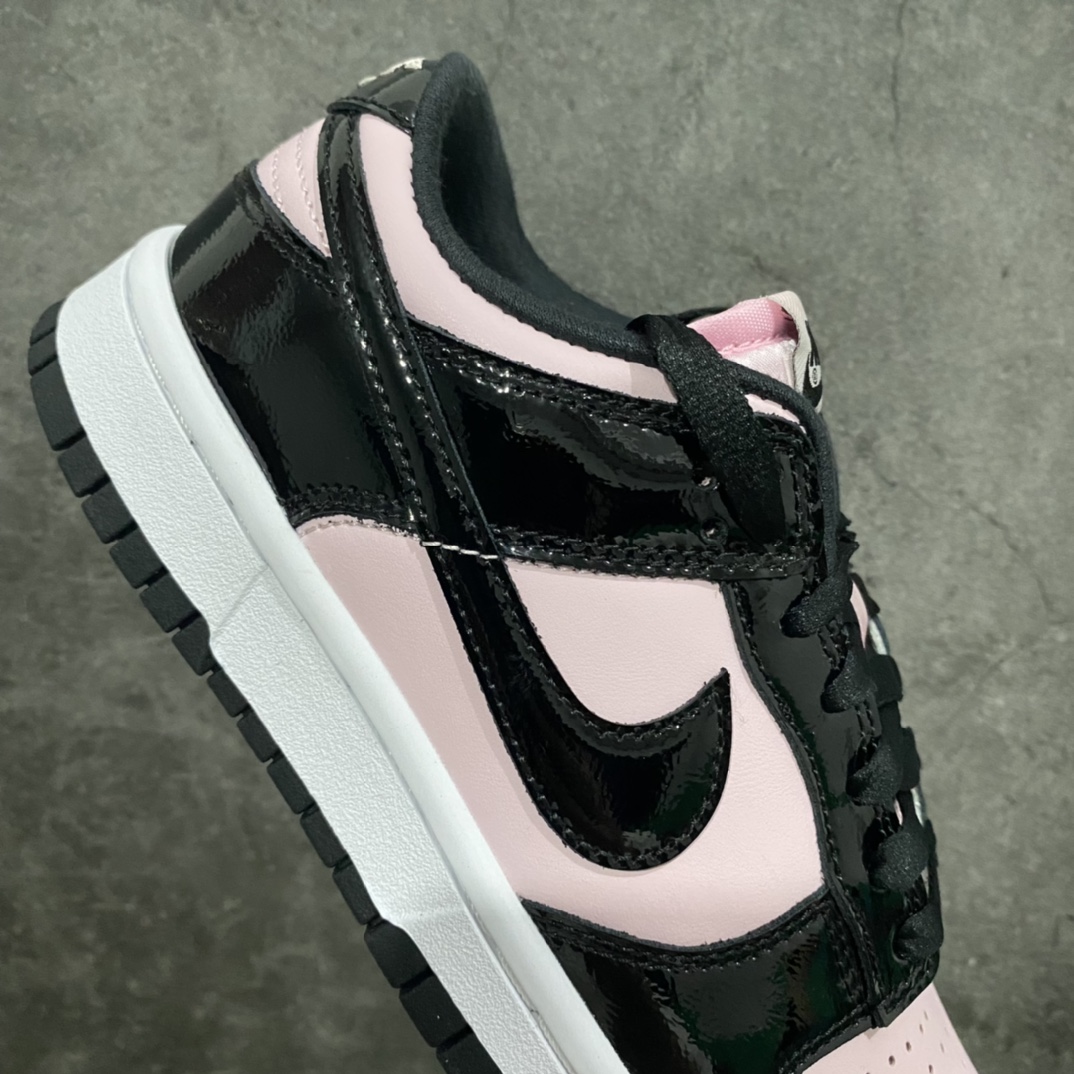 图片[8]-Top纯原 NK Dunk Low 黑粉漆皮 DJ9955-600 此款鞋面黑色部分为细纹路漆皮 粉色部分为头层皮 鞋带是丝绸材质鞋带 鞋舌是粉色珠光丝绒材质 独家原厂航空铝磨具打磨大底 鞋头坡度极致还原 原盒原配 圈内天花板工艺 原厂冲刀 超高清洁度 全鞋零毛边皮料切割 全套原楦原模倾力打造完美版型 采用原厂百宏鞋带以及原厂百宏织唛舌标 内标可供原厂几率过验 原厂中底布黄色点胶 原厂中底布拉帮走线遵循公司‼️ 尺码：36 36.5 37.5 38 38.5 39 40 40.5 41 42 42.5 43 44 44.5 45 46-选品中心