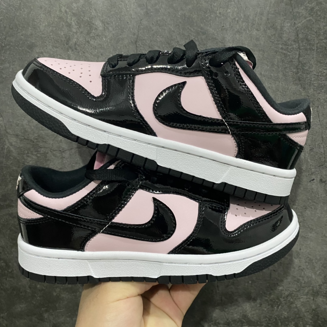 图片[9]-Top纯原 NK Dunk Low 黑粉漆皮 DJ9955-600 此款鞋面黑色部分为细纹路漆皮 粉色部分为头层皮 鞋带是丝绸材质鞋带 鞋舌是粉色珠光丝绒材质 独家原厂航空铝磨具打磨大底 鞋头坡度极致还原 原盒原配 圈内天花板工艺 原厂冲刀 超高清洁度 全鞋零毛边皮料切割 全套原楦原模倾力打造完美版型 采用原厂百宏鞋带以及原厂百宏织唛舌标 内标可供原厂几率过验 原厂中底布黄色点胶 原厂中底布拉帮走线遵循公司‼️ 尺码：36 36.5 37.5 38 38.5 39 40 40.5 41 42 42.5 43 44 44.5 45 46-选品中心