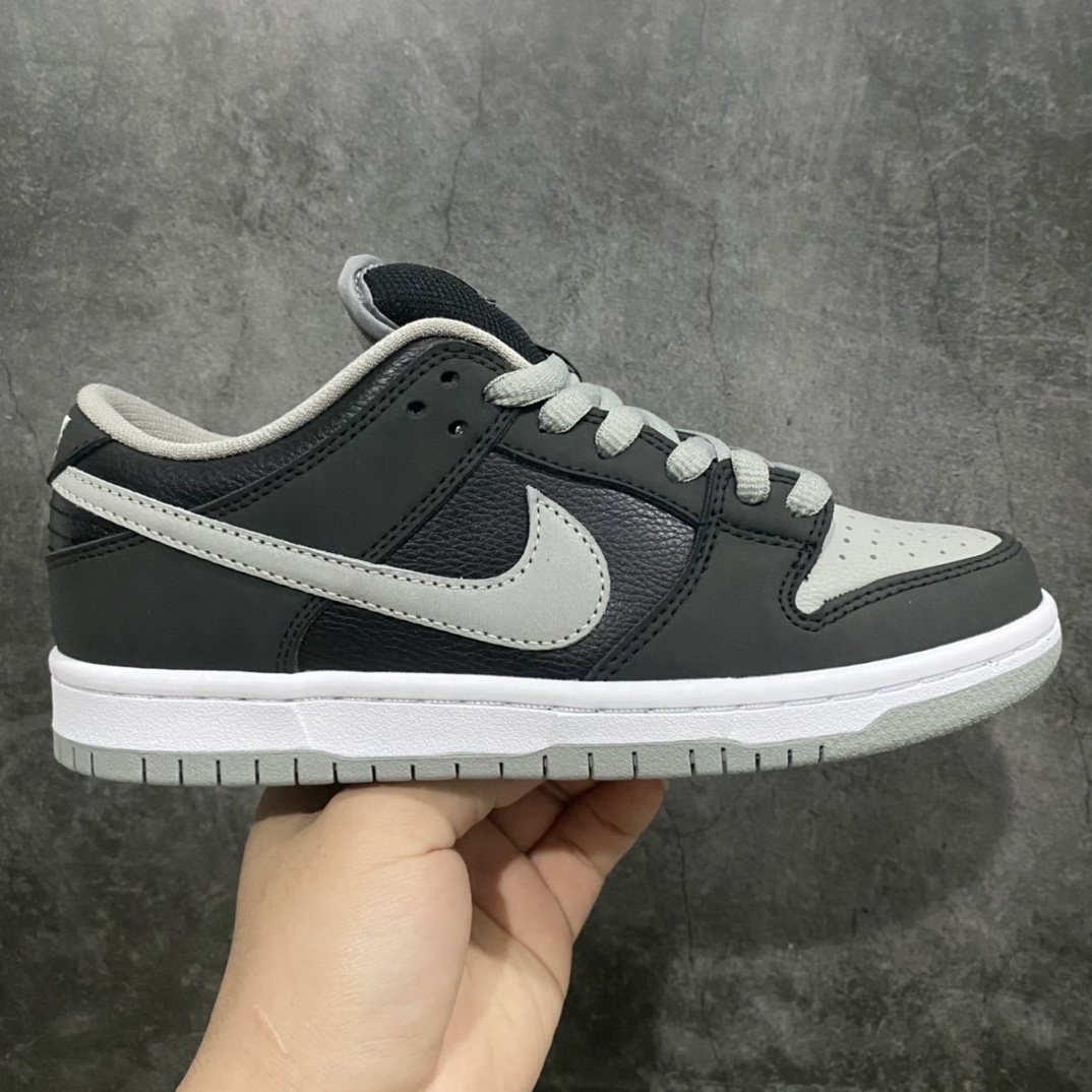纯原性价比版本Dunk SB 影子灰 顶级的配置 白菜的价格 原厂皮料 正确鞋型 正确勾子材质 这个版本是真心的性价比的天花板 同价位 全市场绝对找不到如此好品质的货 此版本有十几个经典配色,全部一样价格 欢迎咨询‼️ 货号:BQ6817-007 尺码:36-47.5-选品中心