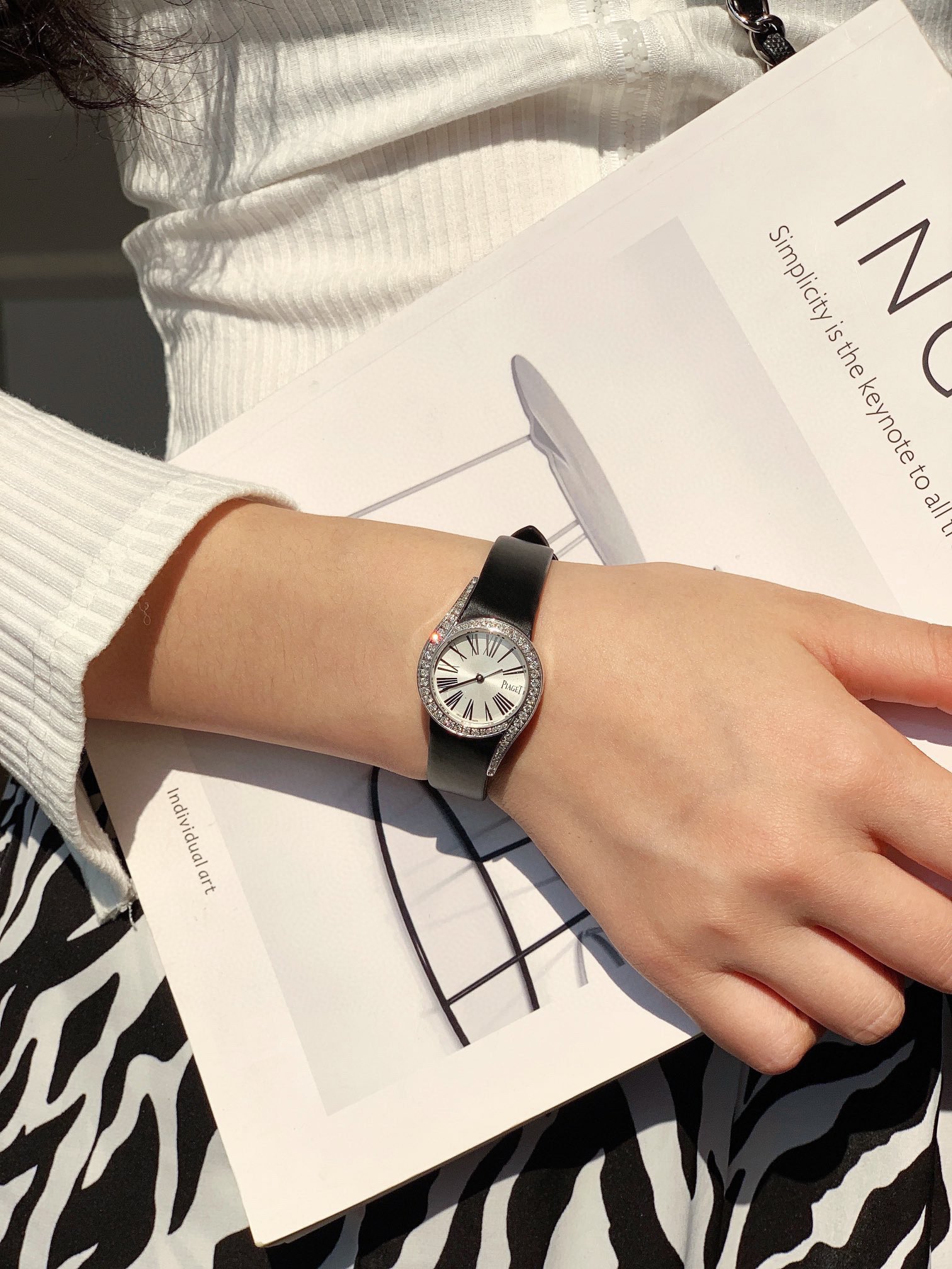 NO:390207,The elegant black Roman numerals are exquisite and generous, presenting all the agile and pure beauty on the wrist.19860909典雅的黑色罗马数字时标精致大方 将腕上灵动纯粹之美尽数呈现.,,Watch