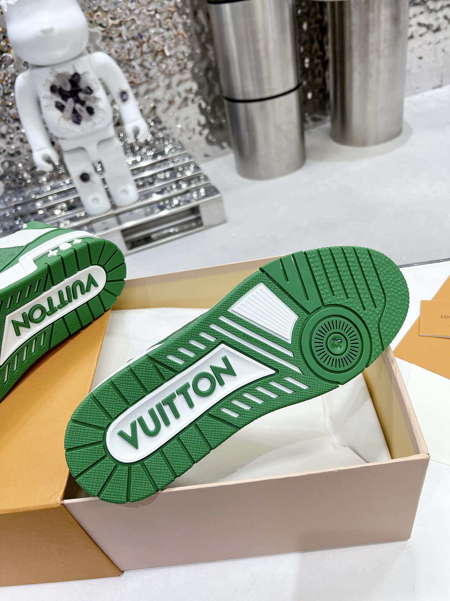 P360LV顶级版本35-45
2022新款 代购品质LV～路易威登Lv TRAINER最好看的运动鞋，驴牌力推新品，官网限定款复古篮球运动鞋！高帮低帮均花血本购入原版1:1精准复刻、细节很无敌、诚意满满、进口定制原版牛皮，原版一致套包做法，细节百分百还原、私模定制原版一体成型TPU大底、区别于别家、没有原版是开不出这效果的！
             
 男女款35-40 39-45（46定做不退换）