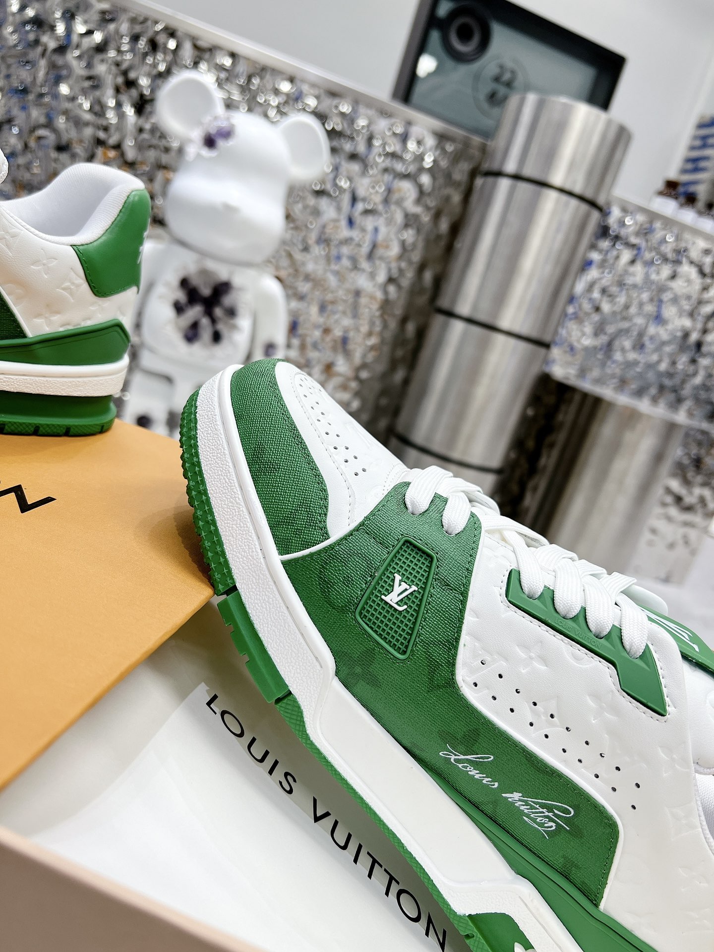 P360LV顶级版本35-45
2022新款 代购品质LV～路易威登Lv TRAINER最好看的运动鞋，驴牌力推新品，官网限定款复古篮球运动鞋！高帮低帮均花血本购入原版1:1精准复刻、细节很无敌、诚意满满、进口定制原版牛皮，原版一致套包做法，细节百分百还原、私模定制原版一体成型TPU大底、区别于别家、没有原版是开不出这效果的！
             
 男女款35-40 39-45（46定做不退换）