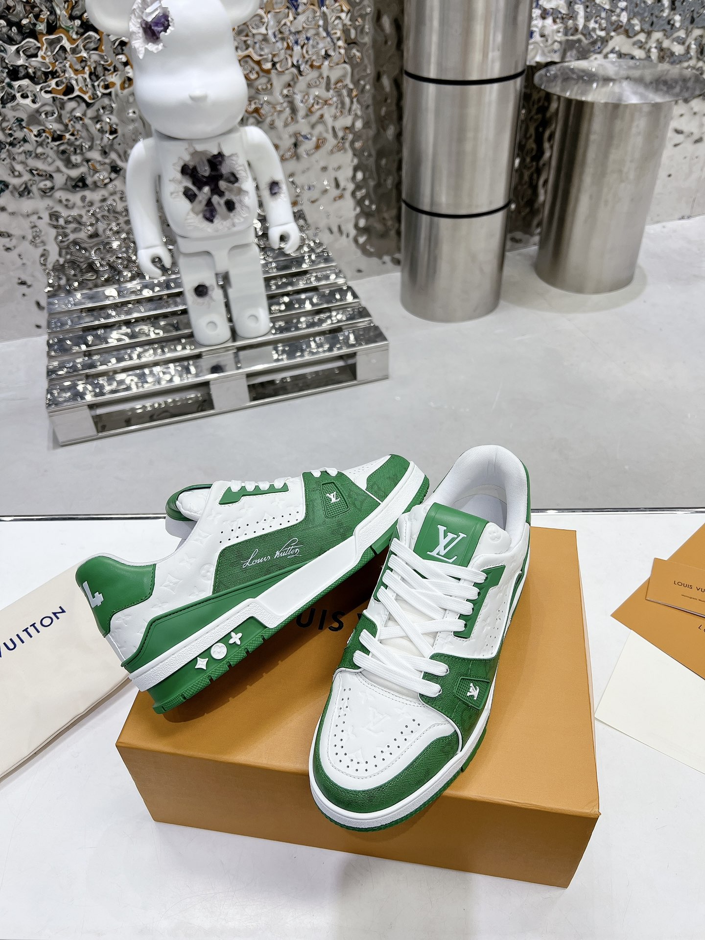 P360LV顶级版本35-45
2022新款 代购品质LV～路易威登Lv TRAINER最好看的运动鞋，驴牌力推新品，官网限定款复古篮球运动鞋！高帮低帮均花血本购入原版1:1精准复刻、细节很无敌、诚意满满、进口定制原版牛皮，原版一致套包做法，细节百分百还原、私模定制原版一体成型TPU大底、区别于别家、没有原版是开不出这效果的！
             
 男女款35-40 39-45（46定做不退换）