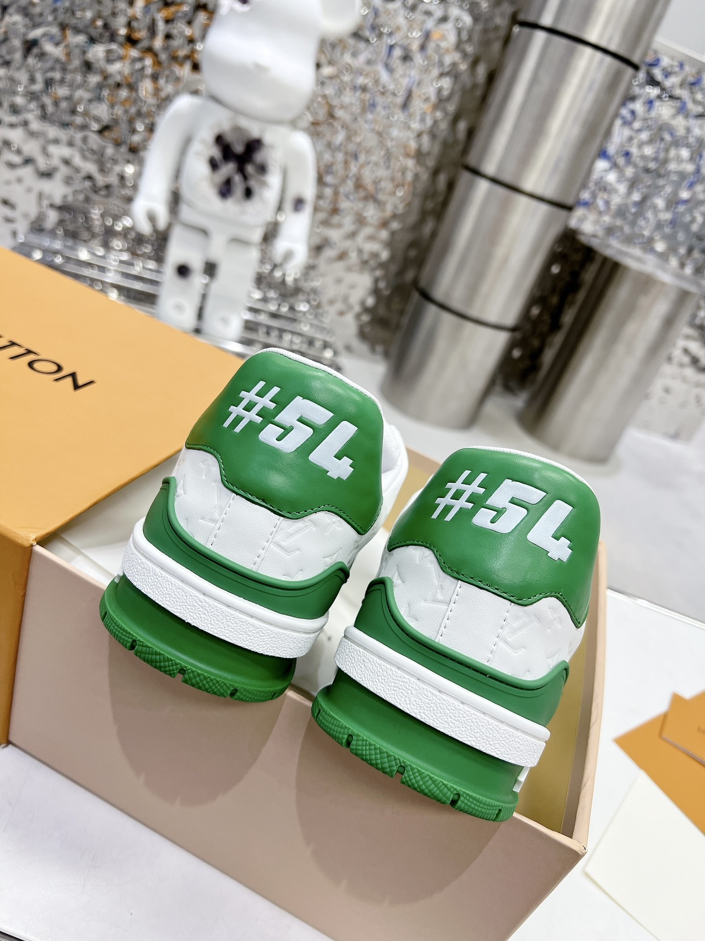 P360LV顶级版本35-45
2022新款 代购品质LV～路易威登Lv TRAINER最好看的运动鞋，驴牌力推新品，官网限定款复古篮球运动鞋！高帮低帮均花血本购入原版1:1精准复刻、细节很无敌、诚意满满、进口定制原版牛皮，原版一致套包做法，细节百分百还原、私模定制原版一体成型TPU大底、区别于别家、没有原版是开不出这效果的！
             
 男女款35-40 39-45（46定做不退换）