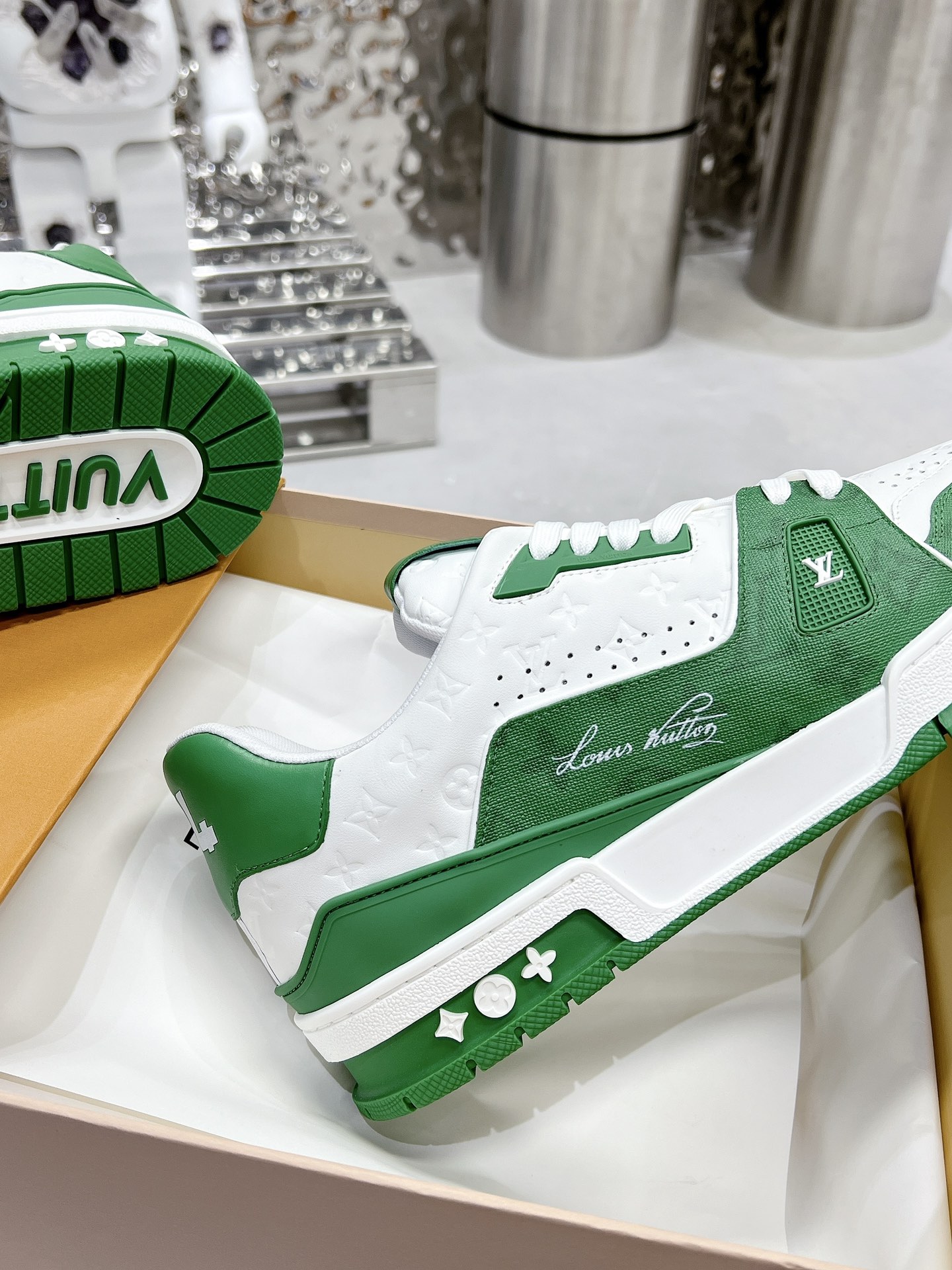 P360LV顶级版本35-45
2022新款 代购品质LV～路易威登Lv TRAINER最好看的运动鞋，驴牌力推新品，官网限定款复古篮球运动鞋！高帮低帮均花血本购入原版1:1精准复刻、细节很无敌、诚意满满、进口定制原版牛皮，原版一致套包做法，细节百分百还原、私模定制原版一体成型TPU大底、区别于别家、没有原版是开不出这效果的！
             
 男女款35-40 39-45（46定做不退换）
