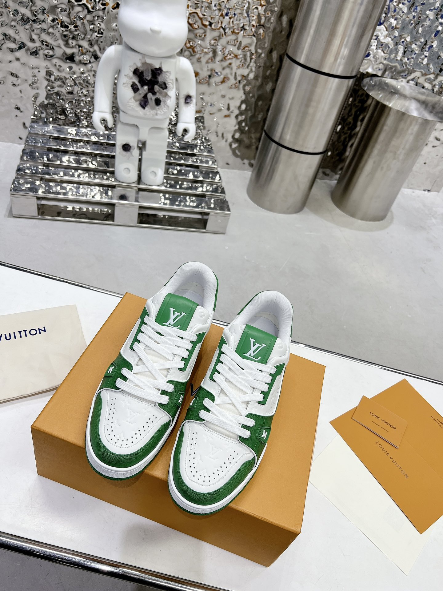 P360LV顶级版本35-45
2022新款 代购品质LV～路易威登Lv TRAINER最好看的运动鞋，驴牌力推新品，官网限定款复古篮球运动鞋！高帮低帮均花血本购入原版1:1精准复刻、细节很无敌、诚意满满、进口定制原版牛皮，原版一致套包做法，细节百分百还原、私模定制原版一体成型TPU大底、区别于别家、没有原版是开不出这效果的！
             
 男女款35-40 39-45（46定做不退换）
